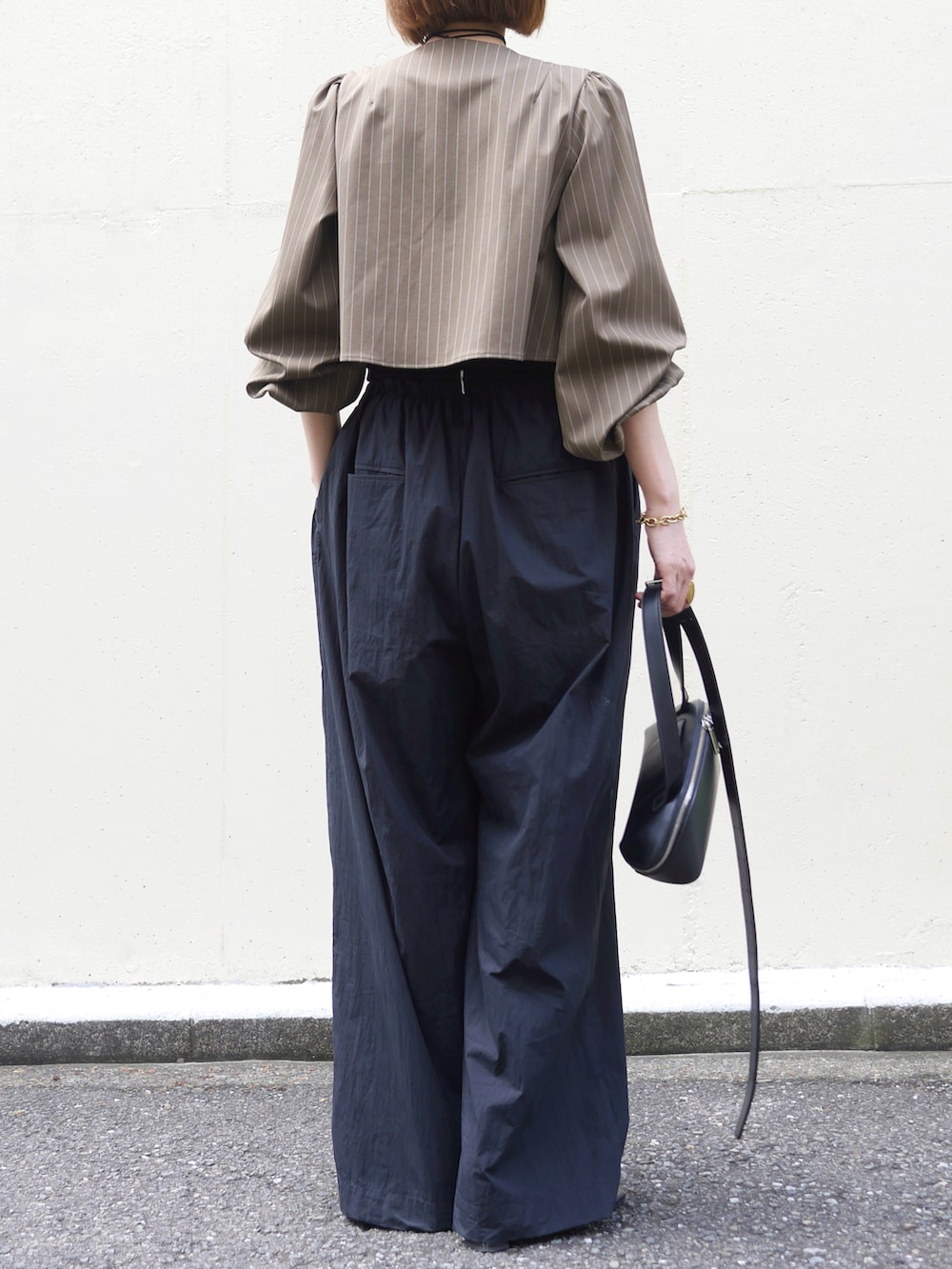 ブラウン系のシャツ/ブラウス、ブラック系のその他パンツ、ブラック系のショルダーバッグを着用したレディースの秋コーディネートの5枚目の写真