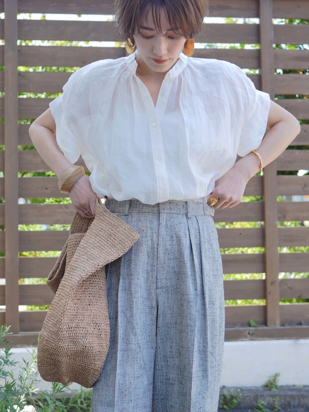 「今日のコスメと服、夏コーデ、リネン、タックイン、オフィスカジュアル、お出かけコーデ、かごバッグ、サンダル、骨格ナチュラル、高身長女子、夏セールで買いました、シアートップス、シアーシャツ、アツいコーデ全部見せ、モノトーン」｜「SALON adam et rope'の【WEB限定】麻フレンチスリーブスタンドカラーブラウス（シャツ/ブラウス、ホワイト系）」を使った、金子三記(miki)さん（骨格ナチュラル・レディース・170cm）の夏コーディネートの4枚目の写真