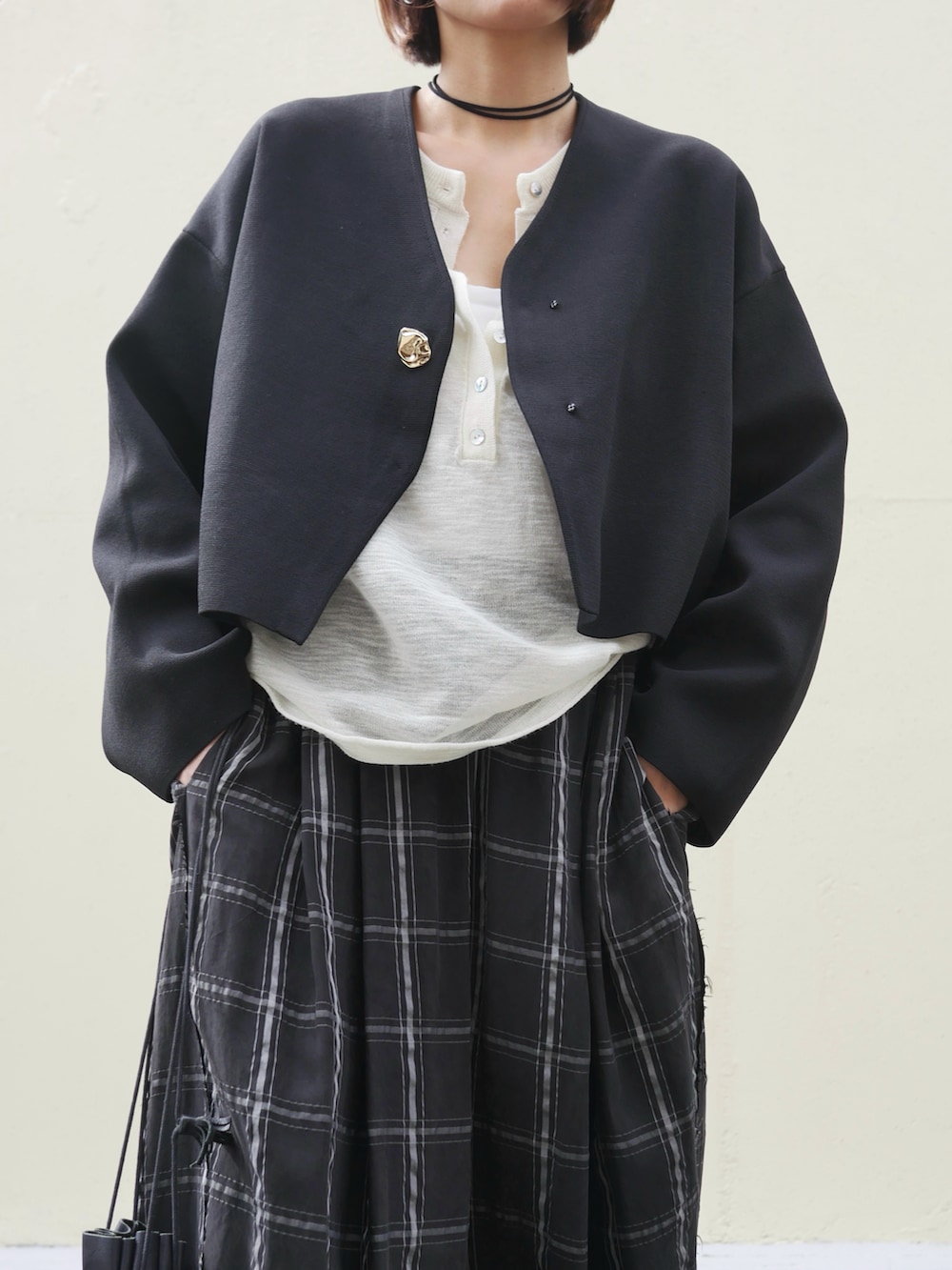 ホワイト系のTシャツ/カットソー、その他のその他パンツ、その他のショルダーバッグを着用したレディースの秋コーディネートの4枚目の写真
