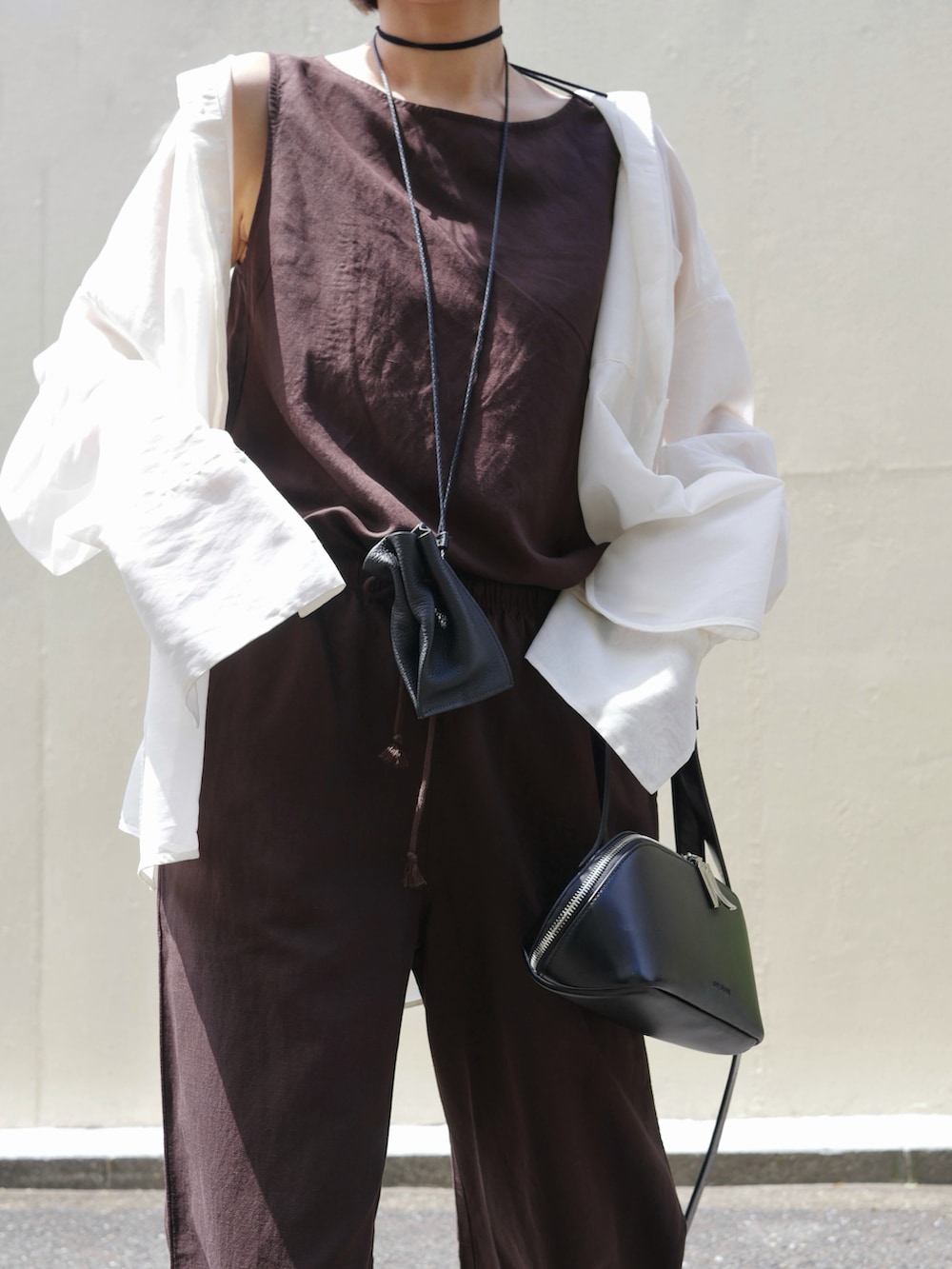 ホワイト系のシャツ/ブラウス、ブラウン系のトップス、ブラウン系のパンツを着用したレディースの春コーディネートの5枚目の写真