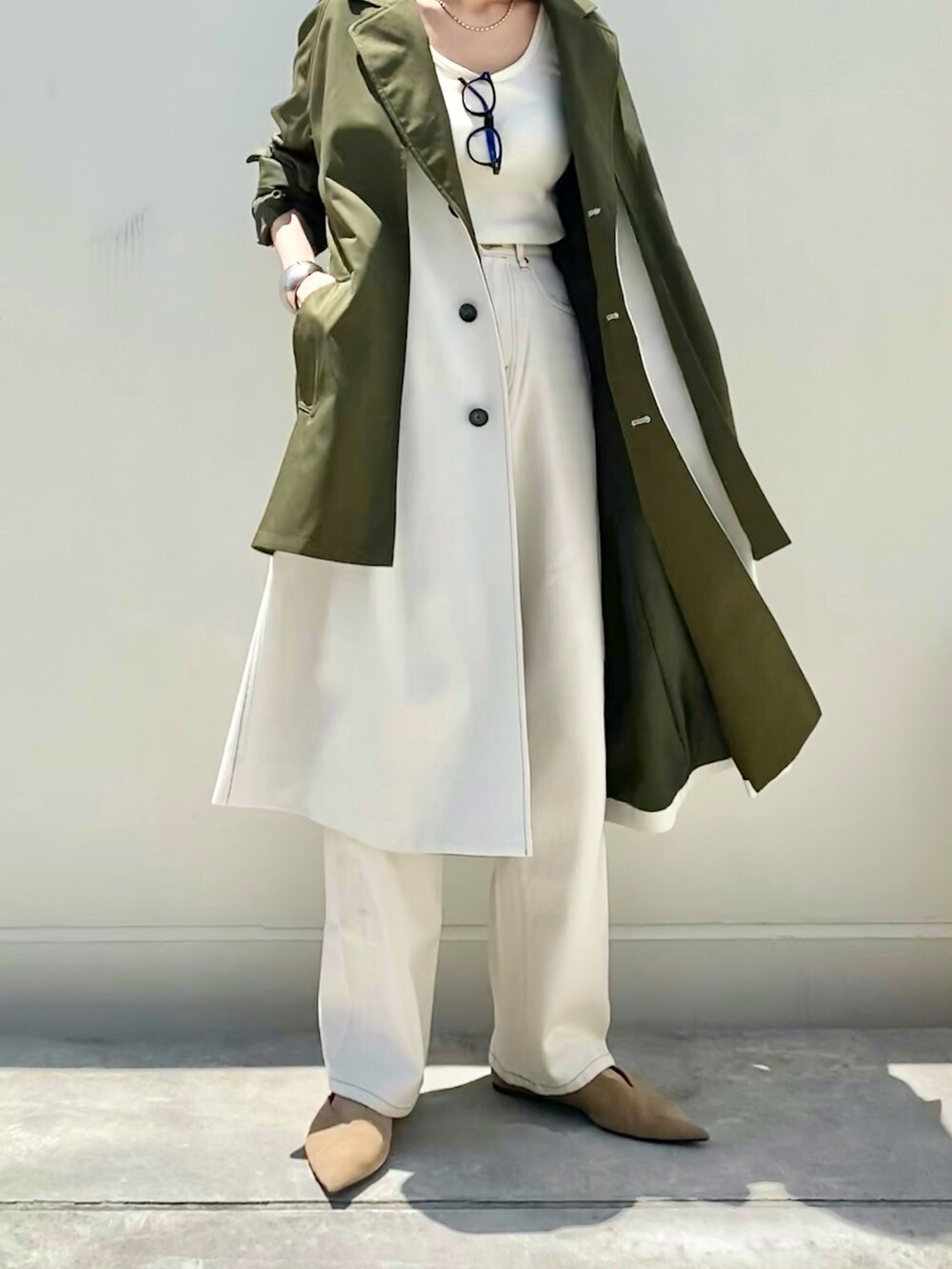 「きれいめカジュアル、ホワイトデニム、白パンツ、ホワイトパンツ、ホワイトコーデ、バイカラー、カーキ、高身長女子、高身長コーデ、骨格ナチュラル、メンズライク、ライトアウター、ホワイト、デニム、秋コーデ」|「JOSEPH STUDIOの【ユニセックス】コットンカモッシオ コート(その他アウター、ホワイト系)」を使った、金子三記(miki)さん(骨格ナチュラル・レディース・170cm)の秋コーディネートの2枚目の写真