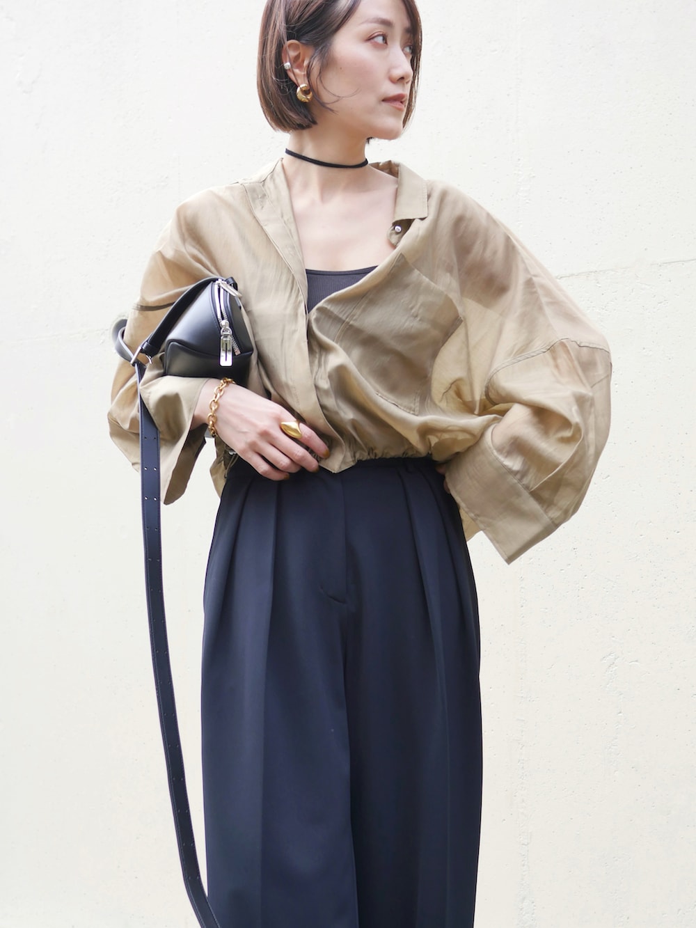 ベージュ系のシャツ/ブラウス、ブラック系のその他パンツ、ブラック系のスラックスを着用したレディースの春コーディネートの2枚目の写真