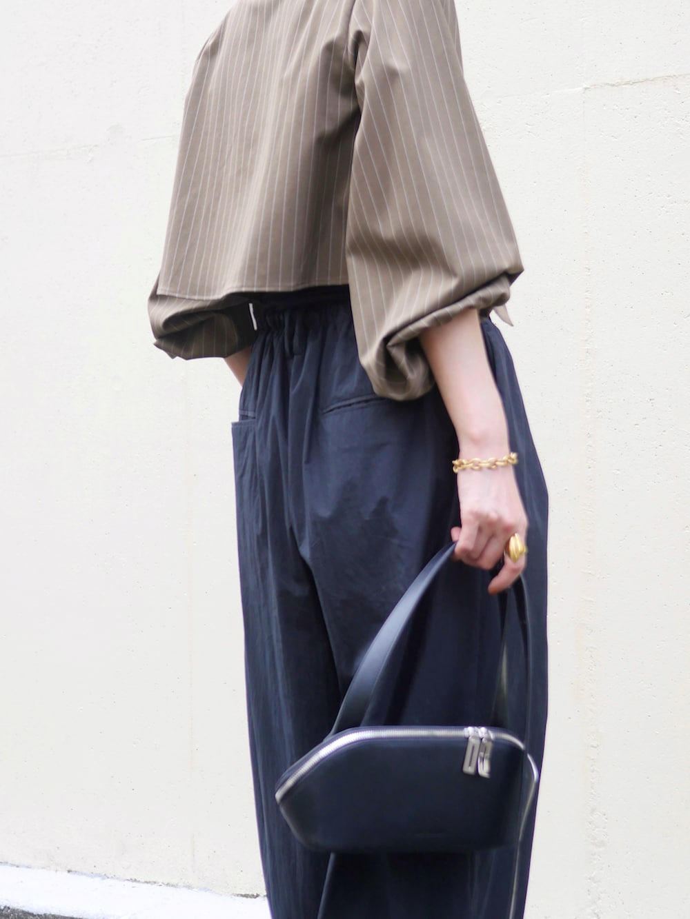 ブラウン系のシャツ/ブラウス、ブラック系のその他パンツ、ブラック系のショルダーバッグを着用したレディースの秋コーディネートの4枚目の写真