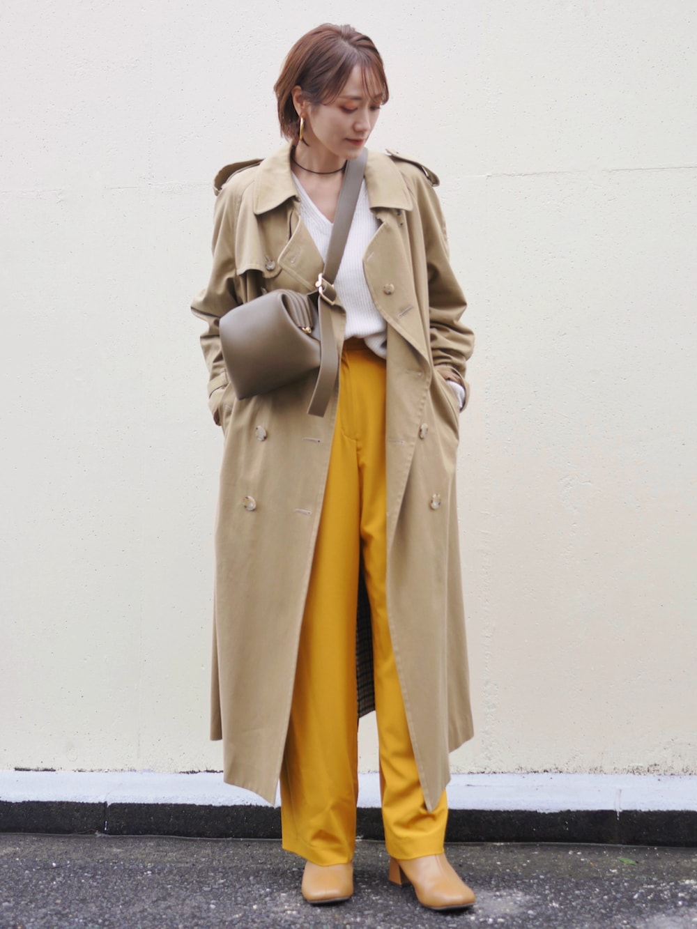 イエロー系のその他パンツ、ベージュ系のブーツ、グリーン系のショルダーバッグを着用したレディースの春コーディネートの4枚目の写真