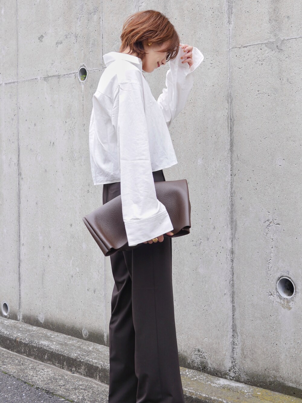 「ショート丈トップス、シャツスタイル、白シャツ、ユニクロ、UNIQLO、スラックス、コンバース、シンプルコーデ、きれいめカジュアル、オフィスカジュアル、今日のコスメと服、カラーパンツ、春コーデ、骨格ナチュラル、プチプラ」｜「M TO Rの［BLOUSE］2WAY TIE DOCKING CROPPED SHIRTS（シャツ/ブラウス、ホワイト系）」を使った、金子三記(miki)さん（骨格ナチュラル・レディース・170cm）の春コーディネートの2枚目の写真