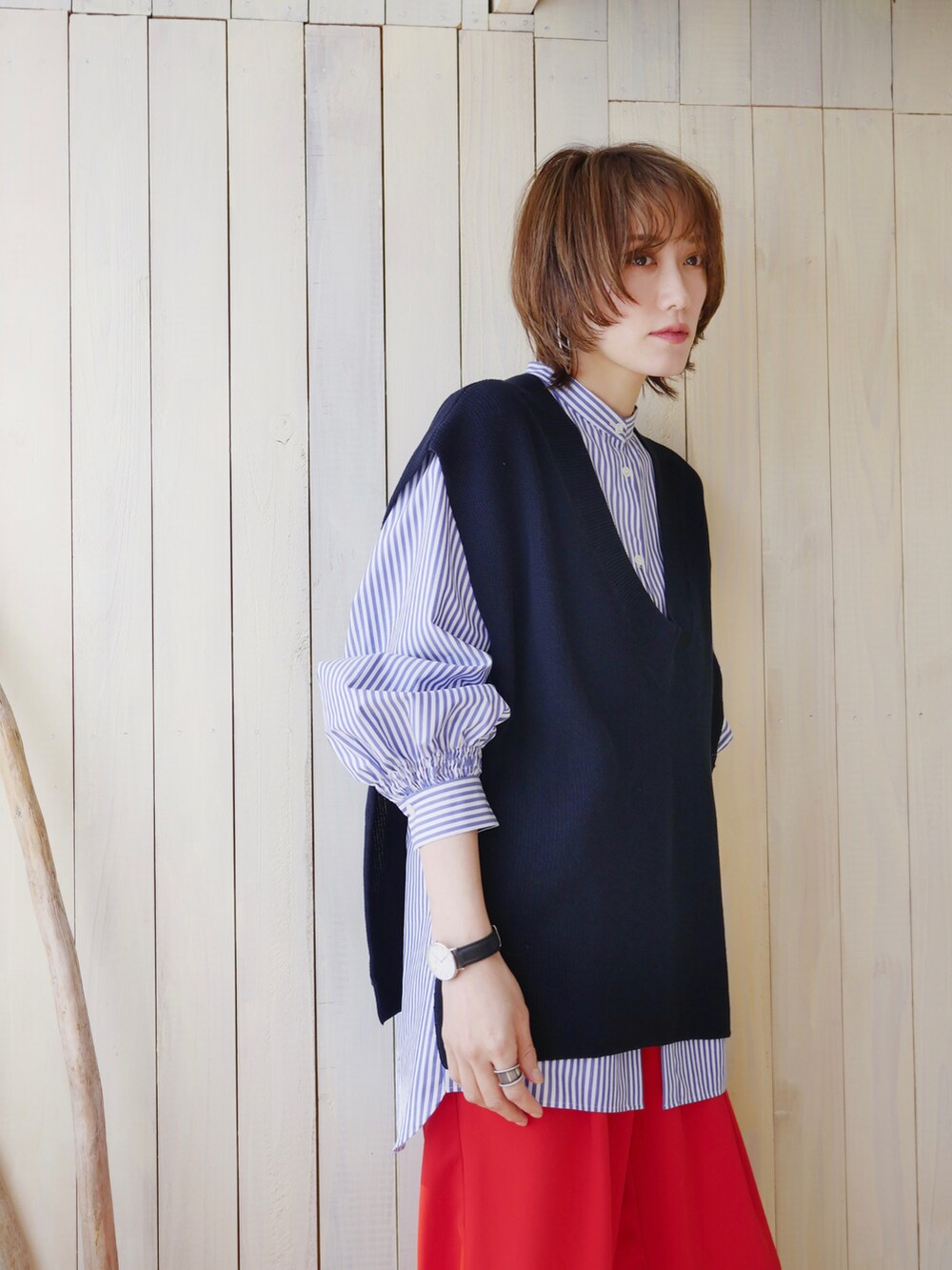 「今日のコスメと服、ストライプシャツ、ベスト、ニットベスト、トラッド、カラーパンツ、赤パンツ、レッド、赤、ローファー、ミニバッグ、巾着バッグ、レイヤードスタイル、シャツスタイル、春ニット」｜「MAISON SPECIALのワイドストレートイージーパンツ【MAISON SPECIAL/メゾンスペシャル】（その他パンツ、レッド系）」を使った、金子三記(miki)さん（レディース・170cm）の春コーディネートの4枚目の写真