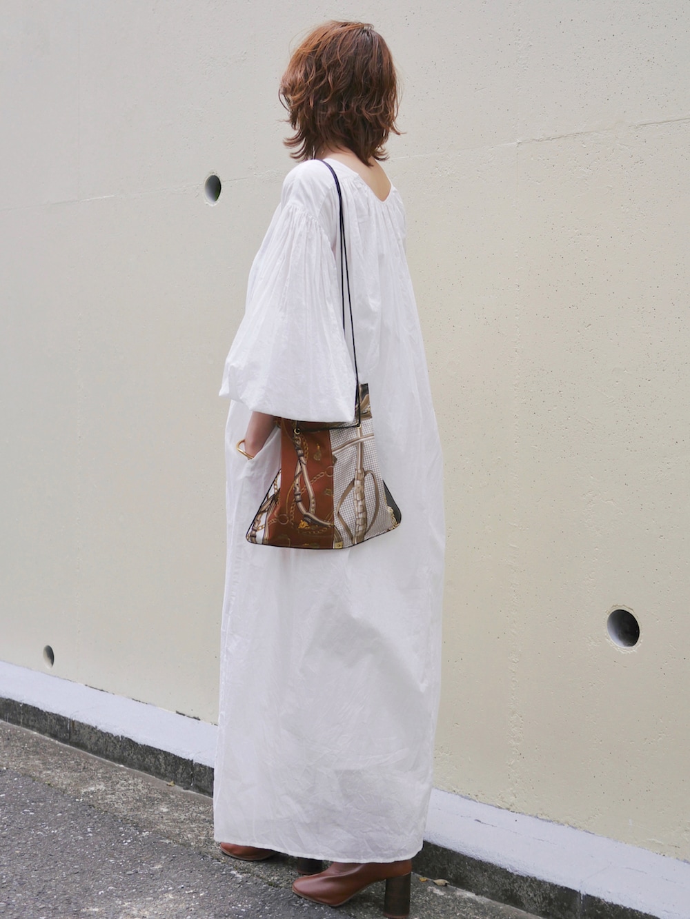 「雨の日コーデ、今日のコスメと服、ワンピース、ロングワンピース、シンプルコーデ、ミニバッグ、ショートブーツ、足袋ブーツ、きれいめカジュアル、ボリューム袖、高身長女子、高身長コーデ、骨格ナチュラル、夏コーデ、休日スタイル」|「Audrey and John Wad by 金子三記の【Audrey and John Wad by 金子三記】2WAYボリュームスリーブロングワンピース-ウォッシャブル-(ワンピース、ホワイト系)」を使った、金子三記(miki)さん(骨格ナチュラル・レディース・170cm)の夏コーディネートの5枚目の写真