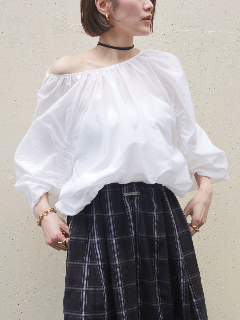 ホワイト系のシャツ/ブラウス、その他のその他パンツ、ブラック系のショルダーバッグを着用したレディースの夏コーディネートの4枚目の写真