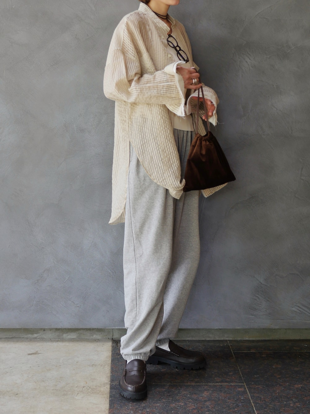 グレー系のスウェットパンツ、ホワイト系のタンクトップ、ベージュ系のシャツ/ブラウスを着用したレディースの春コーディネートの3枚目の写真