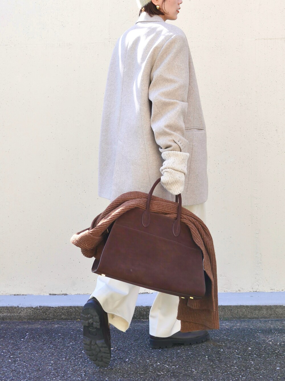 ホワイト系のその他パンツ、ベージュ系のテーラードジャケット、ブラウン系のローファーを着用したレディースの冬コーディネートの3枚目の写真