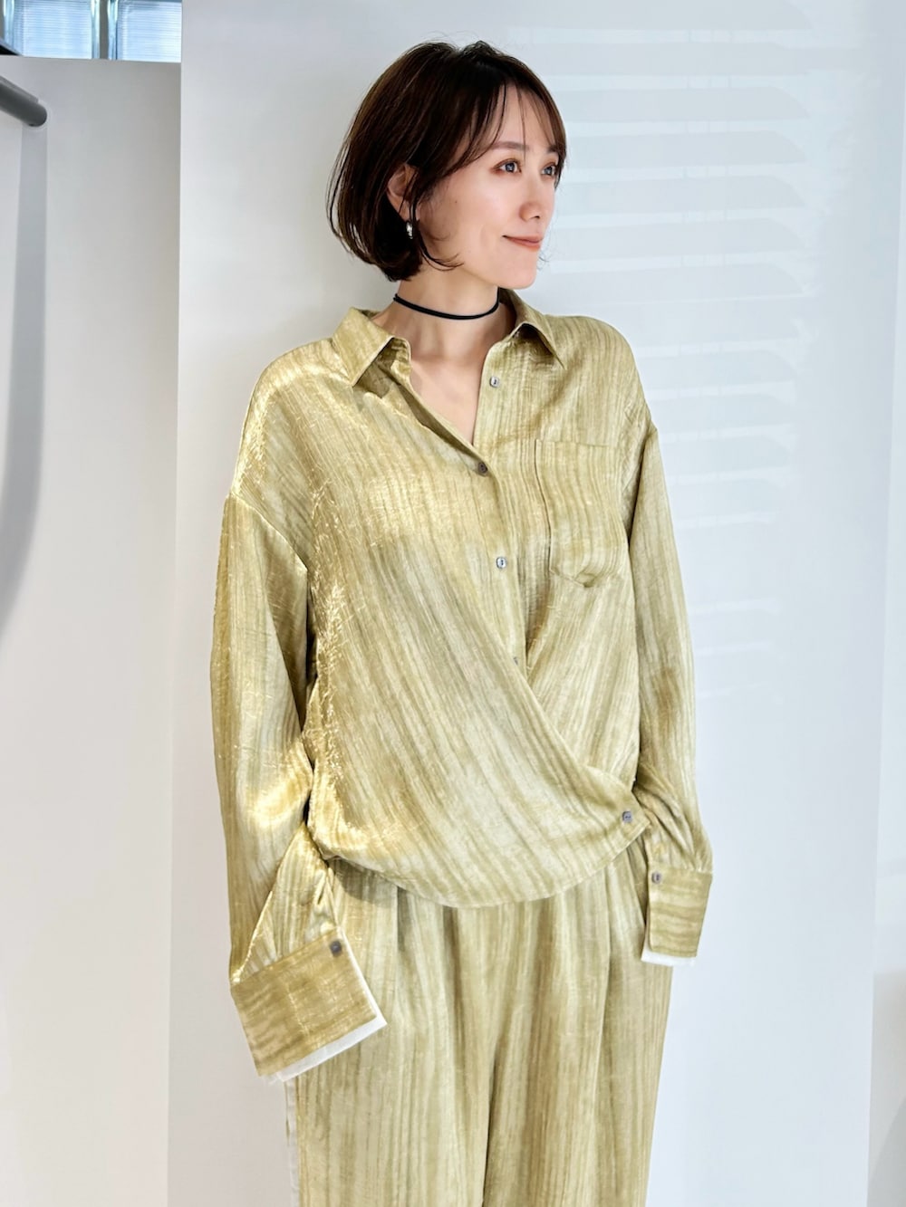 「春色、シャツスタイル、春コーデ、イエロー、セットアップ、カラーコーデ、サテン、サテンパンツ、イエベ秋、イエベ、ローファー、きれいめカジュアル、休日スタイル、骨格ナチュラル、高身長女子」｜「CHIGNONの【セットアップ】CHIGNON ワッシャーサテンシャツ（シャツ/ブラウス、イエロー系）」を使った、金子三記(miki)さん（骨格ナチュラル・レディース・170cm）の春コーディネートの2枚目の写真