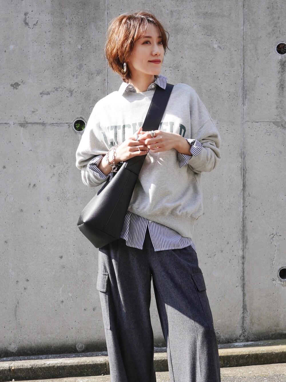 「レイヤードスタイル、スウエット、ロゴスウェット、ストライプシャツ、カーゴパンツ、ベイカーパンツ、モノトーンコーデ、モノトーン、ワントーンコーデ、グレー、ショルダーバッグ、GU、メンズライク、きれいめカジュアル、レザー」|「BEAUTY&YOUTH UNITED ARROWSのBY カレッジプリント スウェットプルオーバー 22SS ∴(スウェット、グレー系)」を使った、金子三記(miki)さん(骨格ナチュラル・レディース・170cm)の秋コーディネートの5枚目の写真