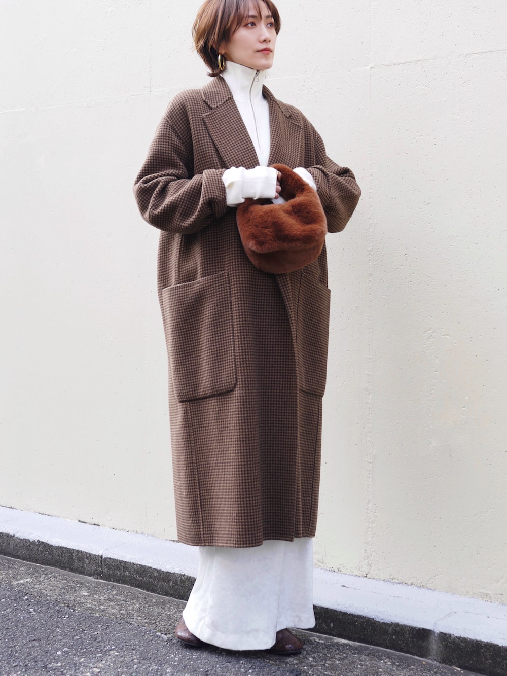 「今日のコスメと服、ロングスカート、ホワイトコーデ、お出かけコーデ、休日スタイル、ベロア、ファーバッグ、ハーフジップ、ニット、きれいめカジュアル、冬コーデ、PR、骨格ナチュラル、高身長女子、大人カジュアル」｜「BEAUTY&YOUTH UNITED ARROWSの【WEB限定】スポンディッシュニット ハーフジッププルオーバー -ウォッシャブル-（ニット/セーター、ホワイト系）」を使った、金子三記(miki)さん（骨格ナチュラル・レディース・170cm）の冬コーディネートの4枚目の写真