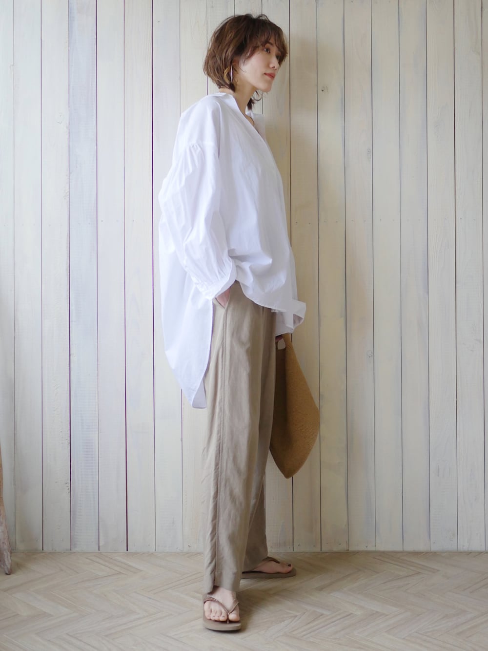 「今日のコスメと服、シンプルコーデ、ワントーンコーデ、ベージュ、ベージュコーデ、白シャツ、シャツスタイル、ビーチサンダル、かごバッグ、休日スタイル、ZARA、高身長女子、高身長コーデ、骨格ナチュラル、淡色コーデ」|「1er Arrondissementのアイテム(パンツ、ベージュ系)」を使った、金子三記(miki)さん(レディース・170cm)の夏コーディネートの3枚目の写真