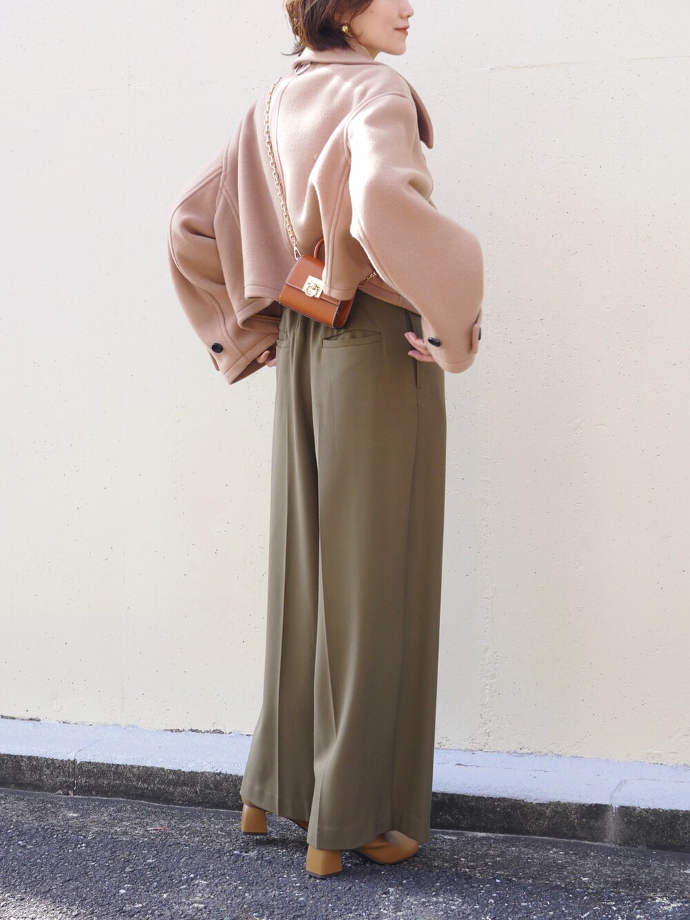 ベージュ系のピーコート、グリーン系のサロペット/オーバーオール、ベージュ系のシャツ/ブラウスを着用したレディースの秋コーディネートの5枚目の写真