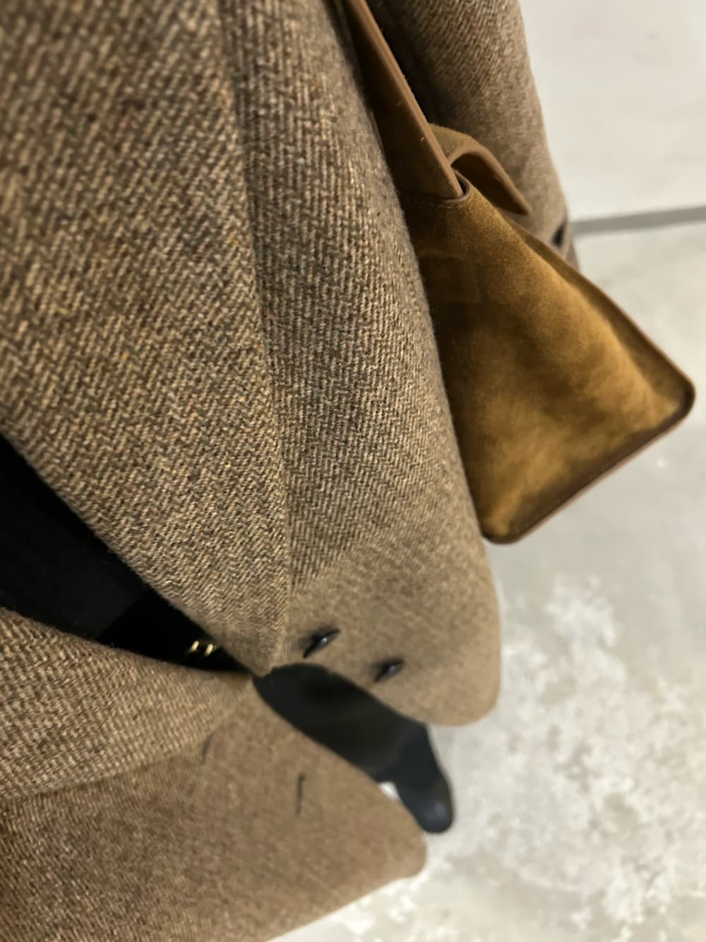 ベージュ系のテーラードジャケット、ブラック系のその他パンツ、ブラック系のニット/セーターを着用したレディースの秋コーディネートの4枚目の写真