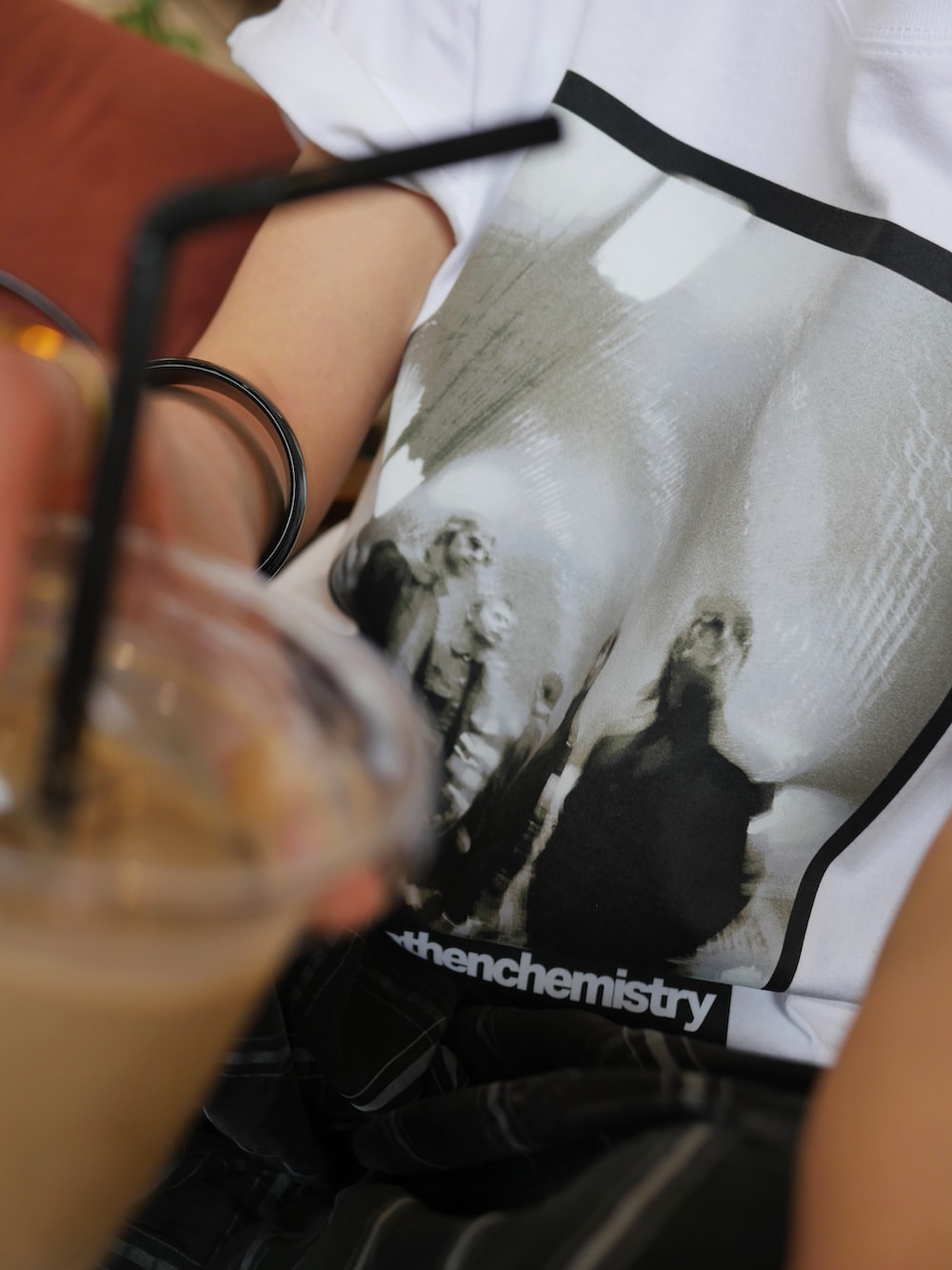 ホワイト系のTシャツ/カットソー、その他のその他パンツ、ブラック系のショルダーバッグを着用したレディースの秋コーディネートの3枚目の写真