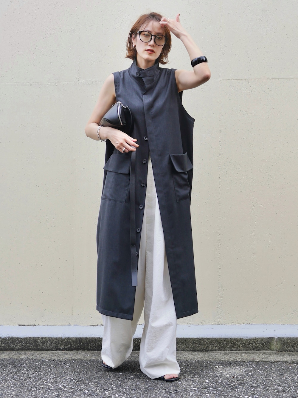 「秋服準備はじめました、モノトーン、モノトーンコーデ、サンダル、ノースリーブ、メガネ女子、サングラス、レイヤードスタイル、ワンピース、高身長女子、高身長コーデ、骨格ナチュラル、お出かけコーデ、休日スタイル、モード」｜「mizuiroindのmizuiro ind ポケット付きスタンドカラーワンピース（ワンピース、グレー系）」を使った、金子三記(miki)さん（骨格ナチュラル・レディース・170cm）の夏コーディネートの2枚目の写真