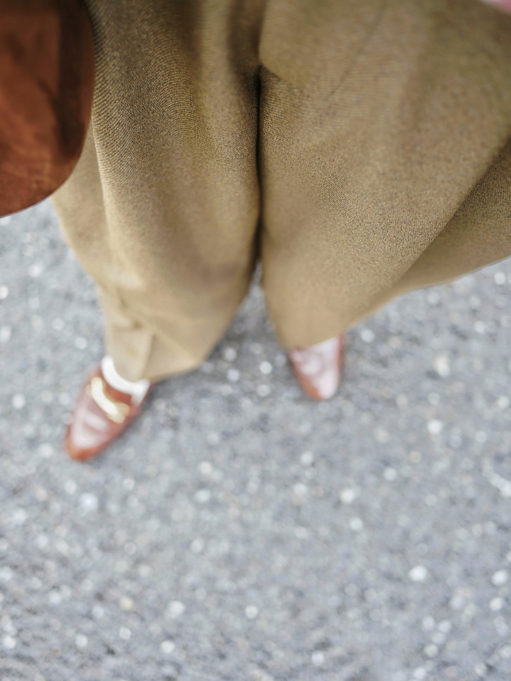 グレー系のスウェット、ブラウン系のその他パンツ、ブラウン系のトートバッグを着用したレディースの冬コーディネートの5枚目の写真