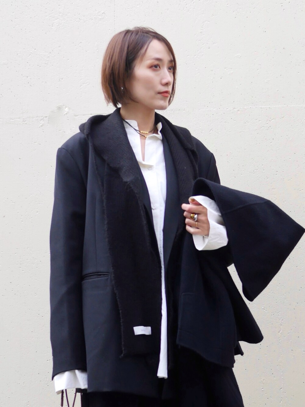 ブラック系のテーラードジャケット、ブラック系のその他パンツ、ブラック系のショルダーバッグを着用したレディースの冬コーディネートの3枚目の写真