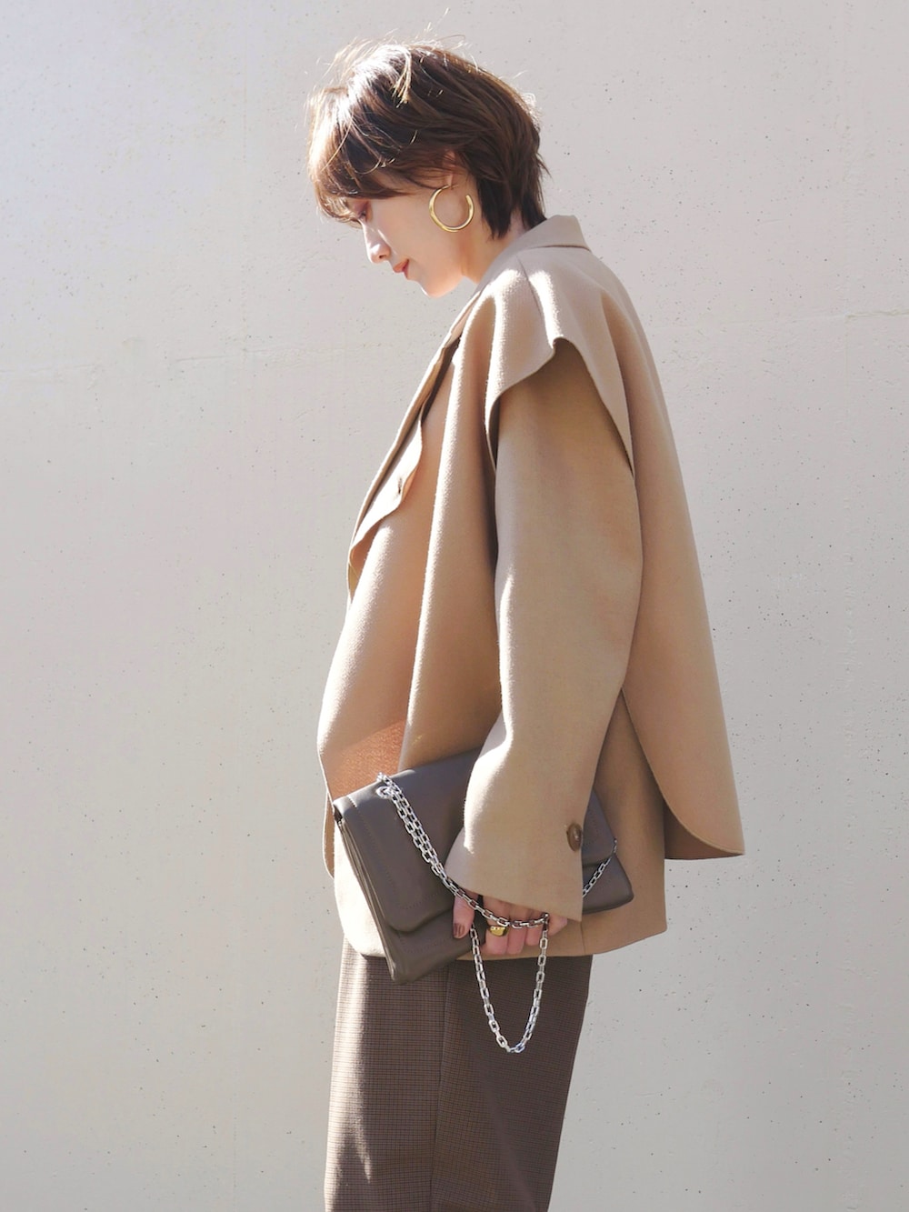 ブラウン系のその他パンツ、ブラウン系のショルダーバッグ、グリーン系のブーツを着用したレディースの冬コーディネートの3枚目の写真