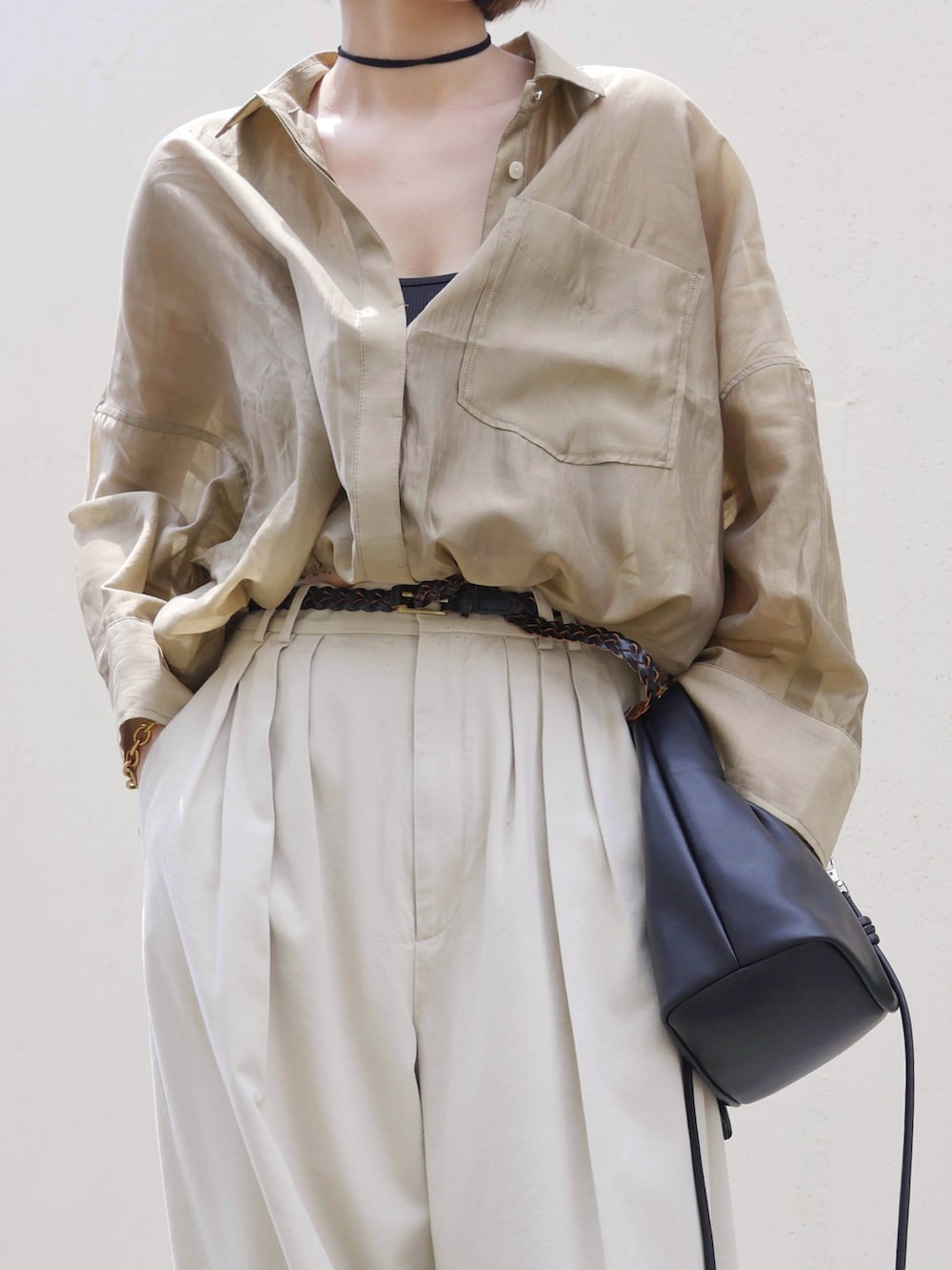 ベージュ系のシャツ/ブラウス、ベージュ系のその他パンツ、ブラック系のショルダーバッグを着用したレディースの春コーディネートの3枚目の写真