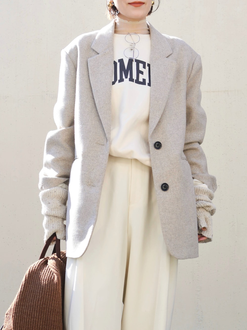 ホワイト系のその他パンツ、ベージュ系のテーラードジャケット、ブラウン系のローファーを着用したレディースの冬コーディネートの4枚目の写真