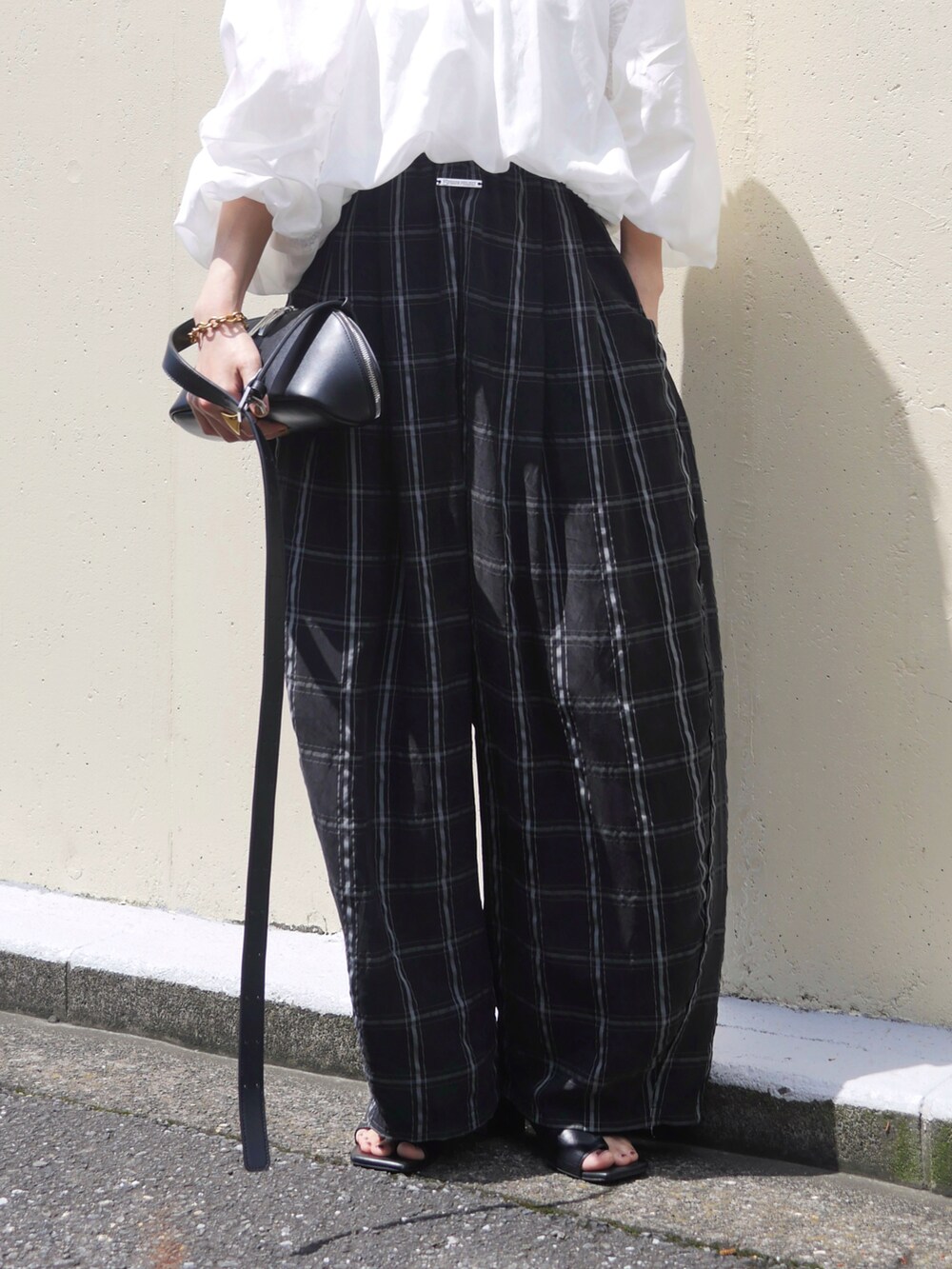 ホワイト系のシャツ/ブラウス、その他のその他パンツ、ブラック系のショルダーバッグを着用したレディースの夏コーディネートの5枚目の写真