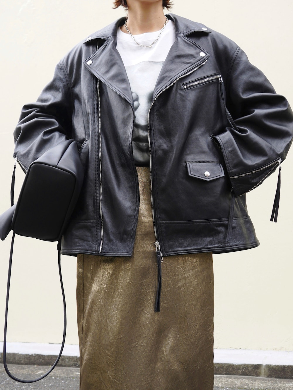 「春のおしゃ見えテクニック、お出かけコーデ、ロングスカート、ライダース、ライダースジャケット、春アウター、ブーツ、春服みてみて、休日スタイル、今日のコスメと服、PR、プリントT、骨格ナチュラル、春のNewスタイル、大人カジュアル」|「MAISON SPECIALのLeather Riders Jacket/レザーライダースジャケット【MAISON SPECIAL/メゾンスペシャル】(ライダースジャケット、ブラック系)」を使った、金子三記(miki)さん(骨格ナチュラル・レディース・170cm)の春コーディネートの5枚目の写真