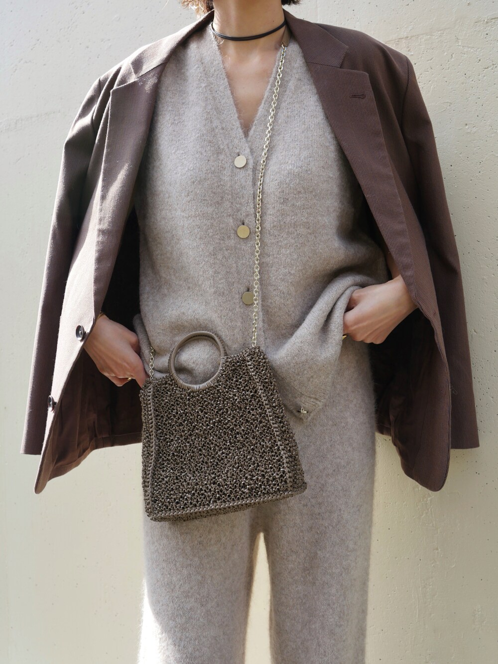 ベージュ系のニット/セーター、ベージュ系のその他パンツ、ブラウン系のローファーを着用したレディースの秋コーディネートの2枚目の写真