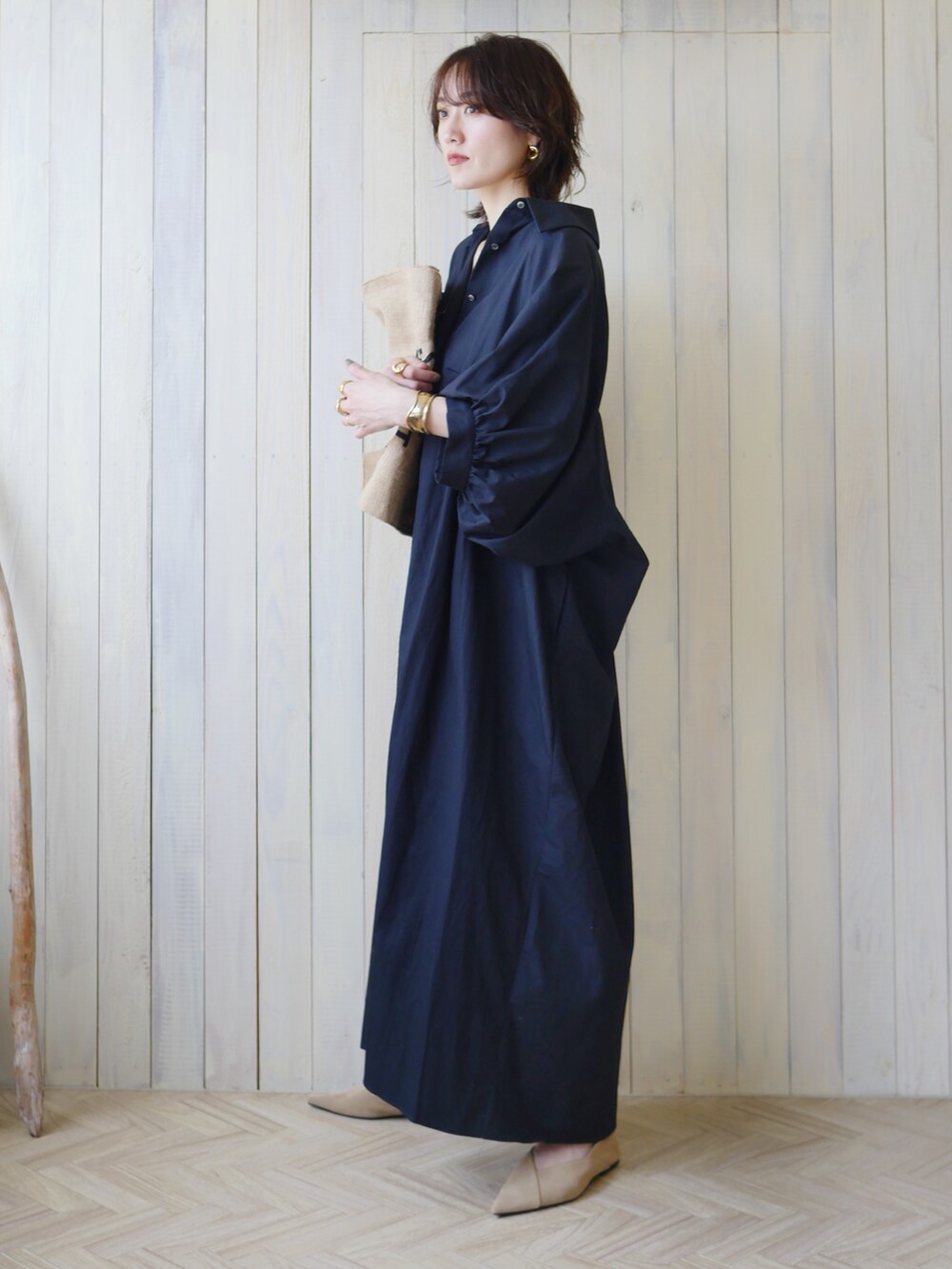 ブラック系のワンピース、ブラック系のトートバッグ、ベージュ系のバレエシューズを着用したレディースの夏コーディネートの3枚目の写真