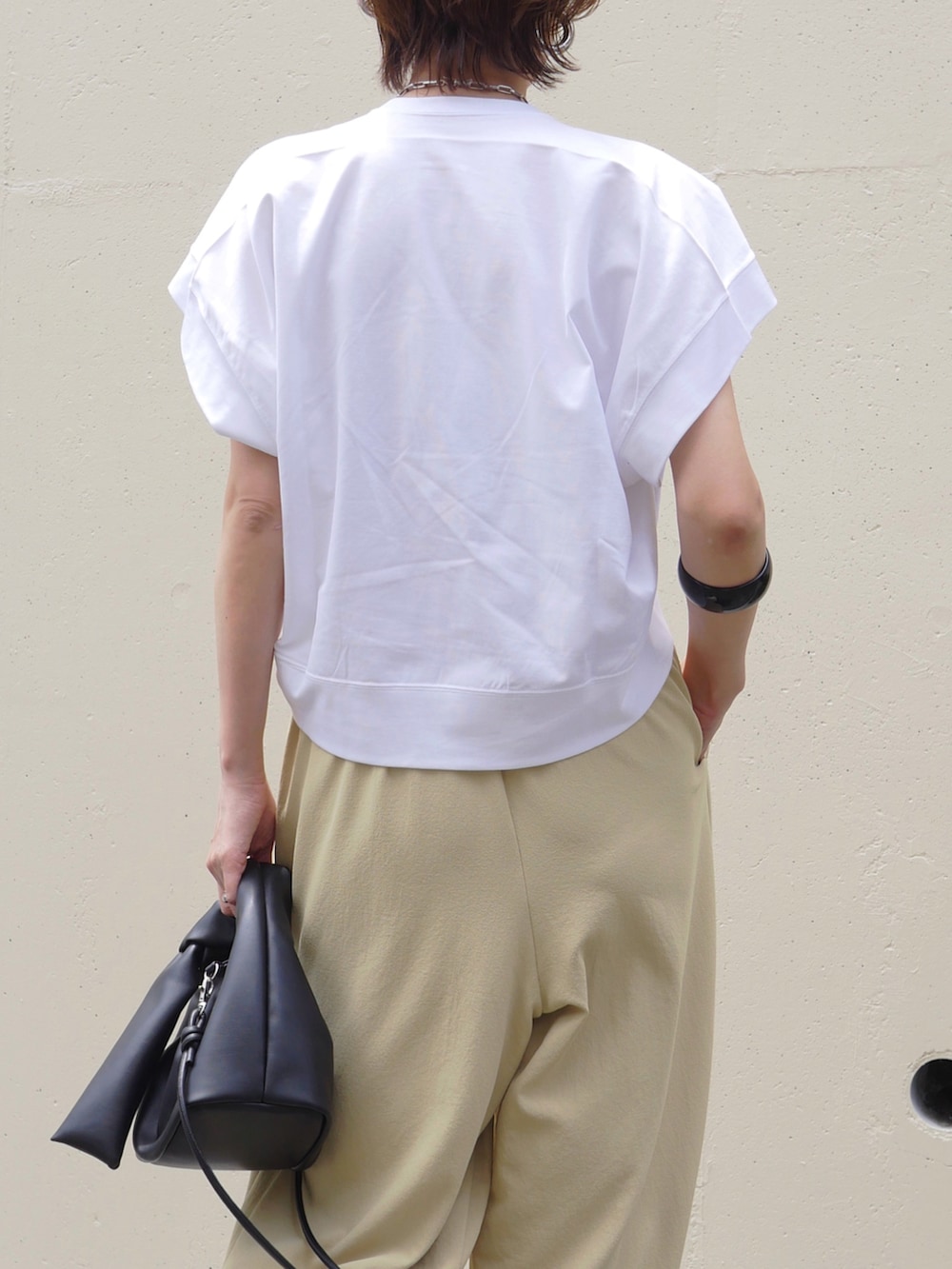 ホワイト系のTシャツ/カットソー、グリーン系のその他パンツ、ブラック系のサンダルを着用したレディースの夏コーディネートの3枚目の写真