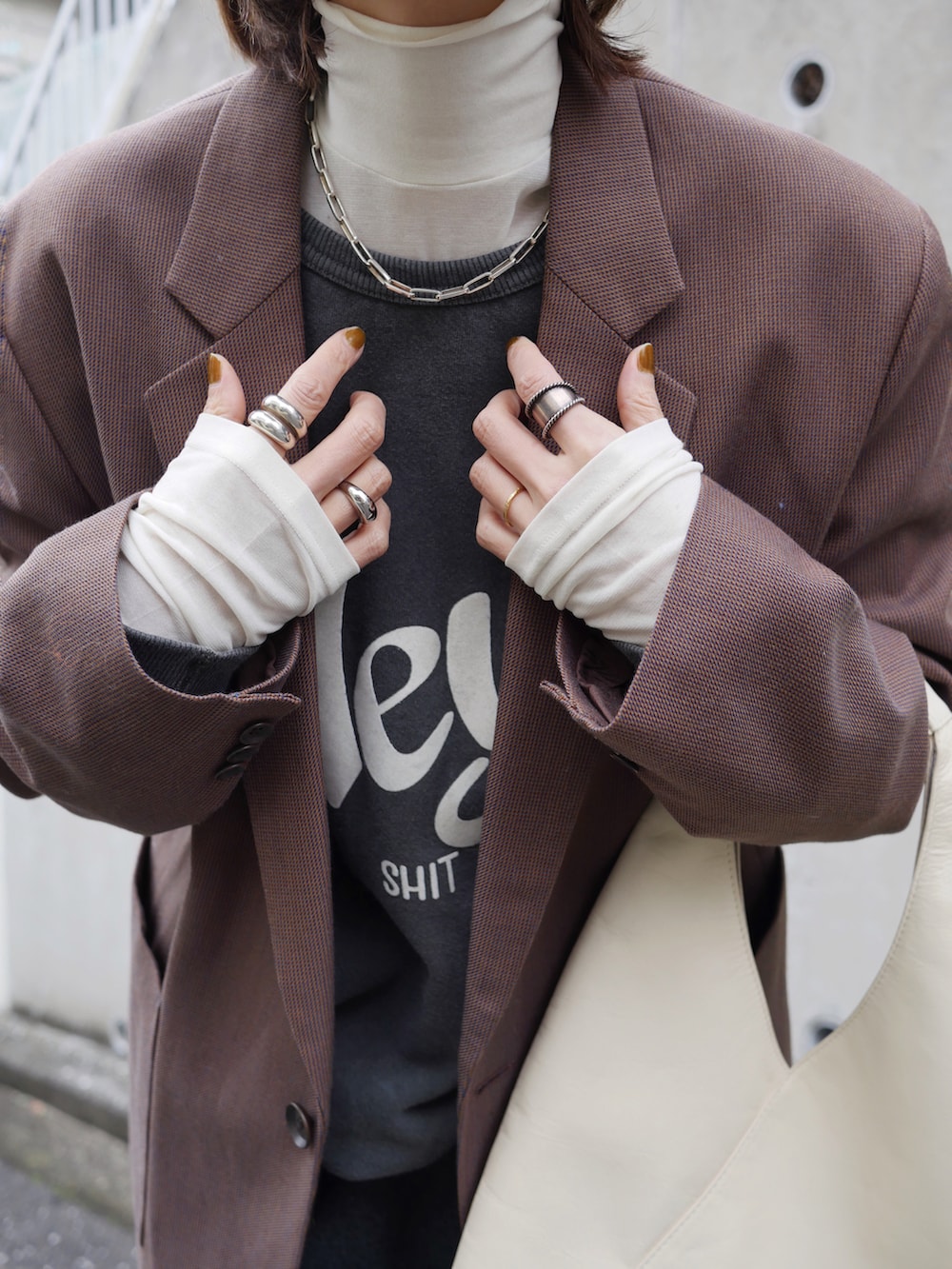 ブラウン系のテーラードジャケット、ホワイト系のTシャツ/カットソー、グレー系のカーゴパンツを着用したレディースの冬コーディネートの3枚目の写真