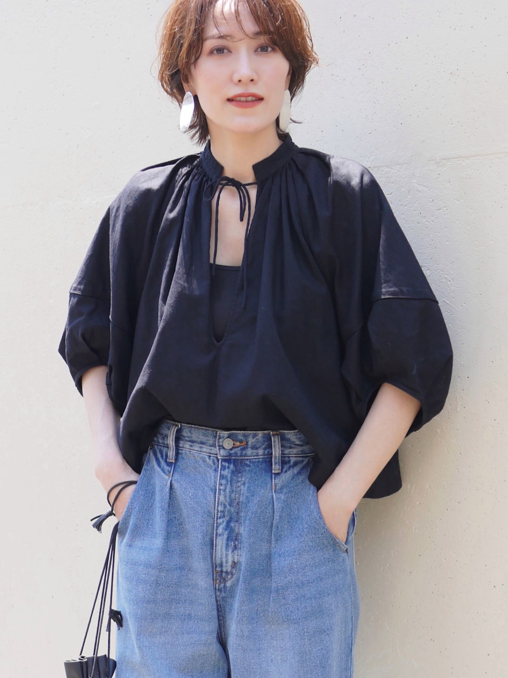 「リネン、デニム、夏コーデ、タックイン、ボリューム袖、今日のコスメと服、骨格ナチュラル、休日スタイル、高身長女子、ハイウエスト、きれいめカジュアル、サンダル、ミニバッグ、アツいコーデ全部見せ、お出かけコーデ」|「BEAUTY&YOUTH UNITED ARROWSの麻コットンドビー Vネックチュニック -ウォッシャブル-(シャツ/ブラウス、ブラック系)」を使った、金子三記(miki)さん(骨格ナチュラル・レディース・170cm)の夏コーディネートの2枚目の写真