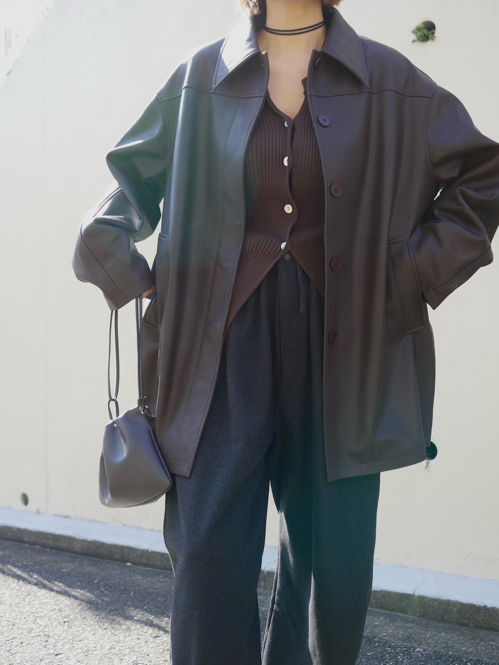 ブラウン系のその他アウター、ブラウン系のショルダーバッグ、ブラウン系のローファーを着用したレディースの秋コーディネートの2枚目の写真