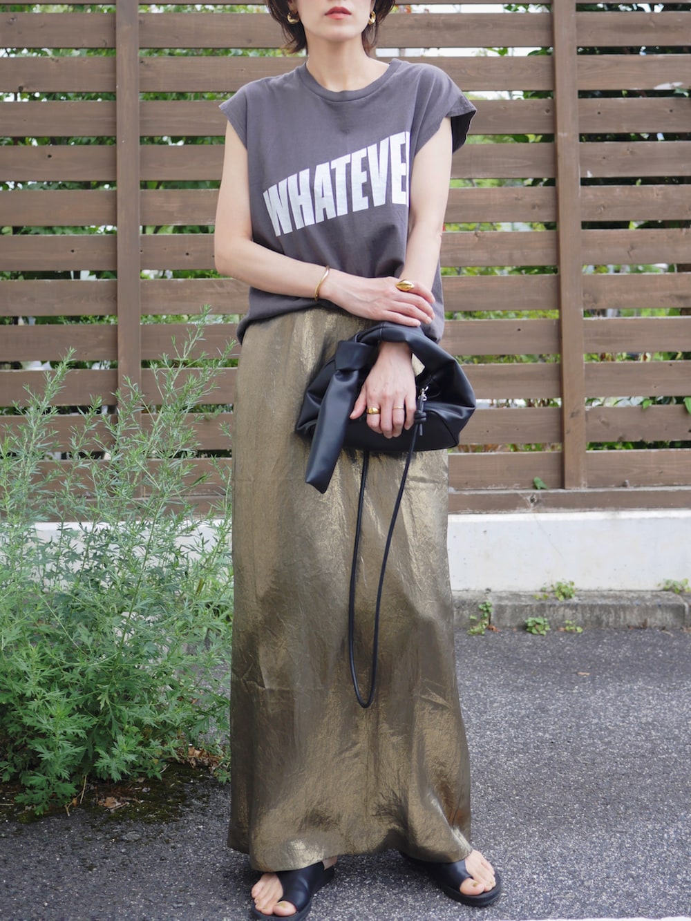 「今日のコスメと服、アツいコーデ全部見せ、ロングスカート、マキシスカート、ロゴT、ノースリーブ、ミニバッグ、ハンドバッグ、サングラス、サンダル、秋服準備はじめました、骨格ナチュラル、高身長女子、休日スタイル、夏コーデ」｜「yaeのシャイニースカート（スカート、ゴールド系）」を使った、金子三記(miki)さん（骨格ナチュラル・レディース・170cm）の夏コーディネートの5枚目の写真