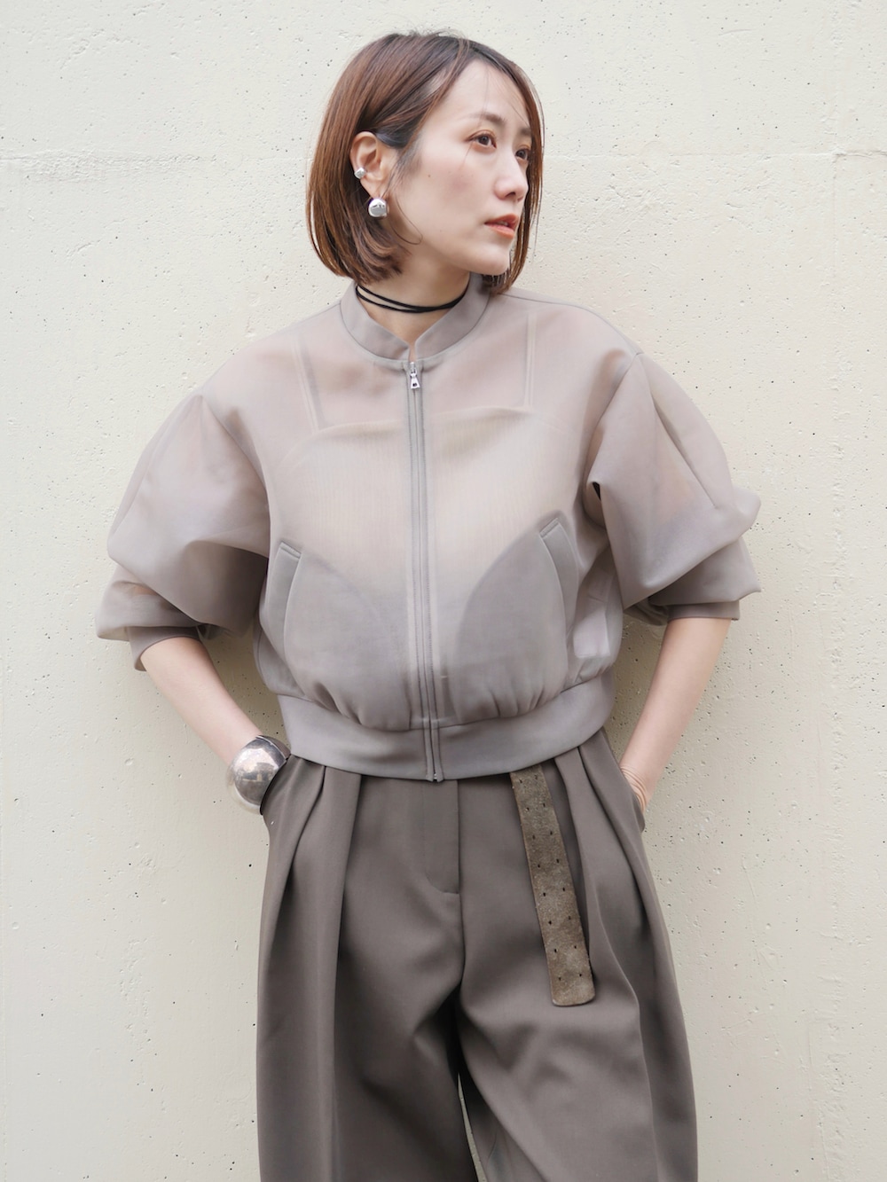 ベージュ系のブルゾン、グリーン系のその他パンツ、ブラック系のショルダーバッグを着用したレディースの春コーディネートの3枚目の写真