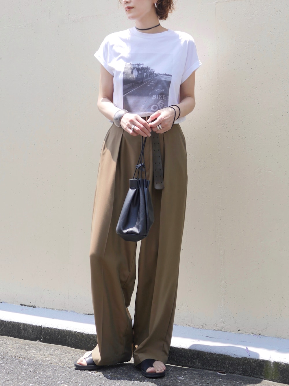 「テーマパークコーデ、プリントT、フォトT、白Tシャツ、スラックス、タックイン、サンダル、お出かけコーデ、夏コーデ、きれいめカジュアル、シンプル、休日スタイル、雨の日コーデ、イエベ秋、骨格ナチュラル」|「MICA&DEALのフォトプリントT-shirt(Tシャツ/カットソー、その他)」を使った、金子三記(miki)さん(骨格ナチュラル・レディース・170cm)の夏コーディネートの2枚目の写真