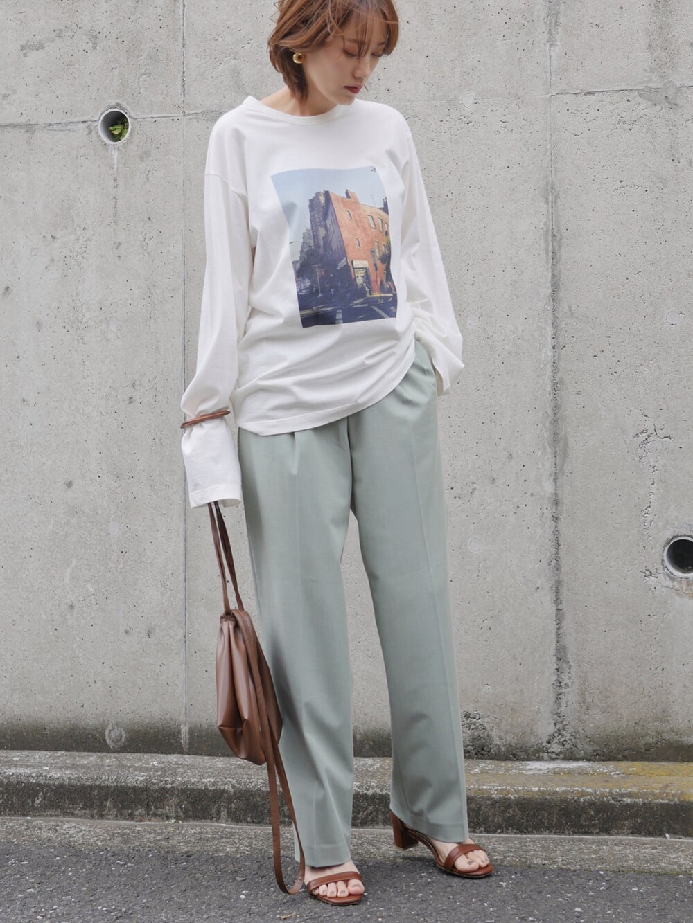 「プリントT、フォトT、ロンT、シンプルコーデ、カラーパンツ、スラックス、UNIQLO、ユニクロ、巾着バッグ、ショルダーバッグ、きれいめカジュアル、休日スタイル、プチプラ、骨格ナチュラル、高身長女子」｜「MAISON SPECIALのヴィーガンレザー2WAY巾着スモールバッグ【MAISON SPECIAL/メゾンスペシャル】（ショルダーバッグ、ブラウン系）」を使った、金子三記(miki)さん（骨格ナチュラル・レディース・170cm）の春コーディネートの2枚目の写真