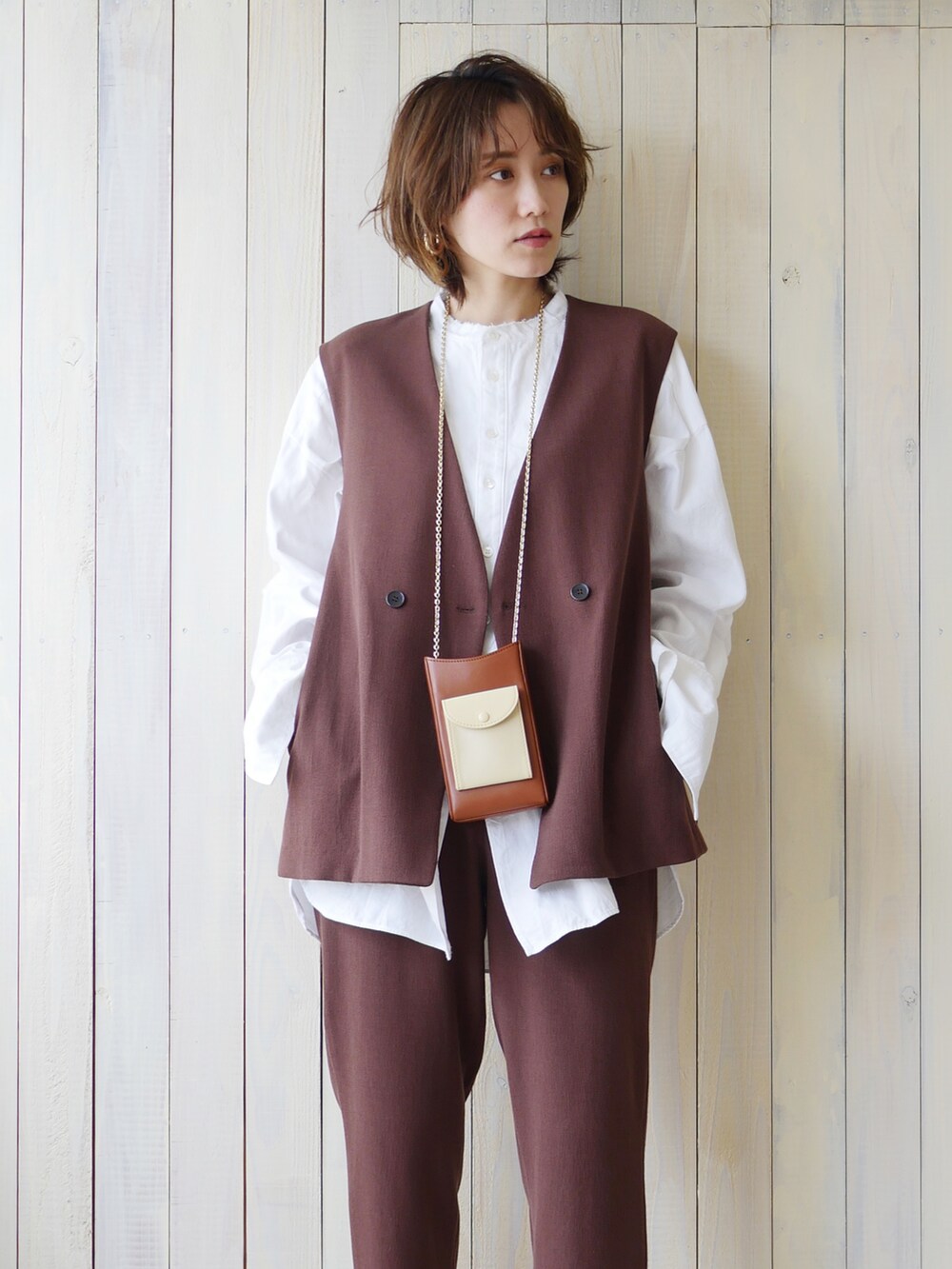 ブラウン系のその他アウター、ブラウン系のその他パンツ、ブラウン系のサンダルを着用したレディースの春コーディネートの2枚目の写真