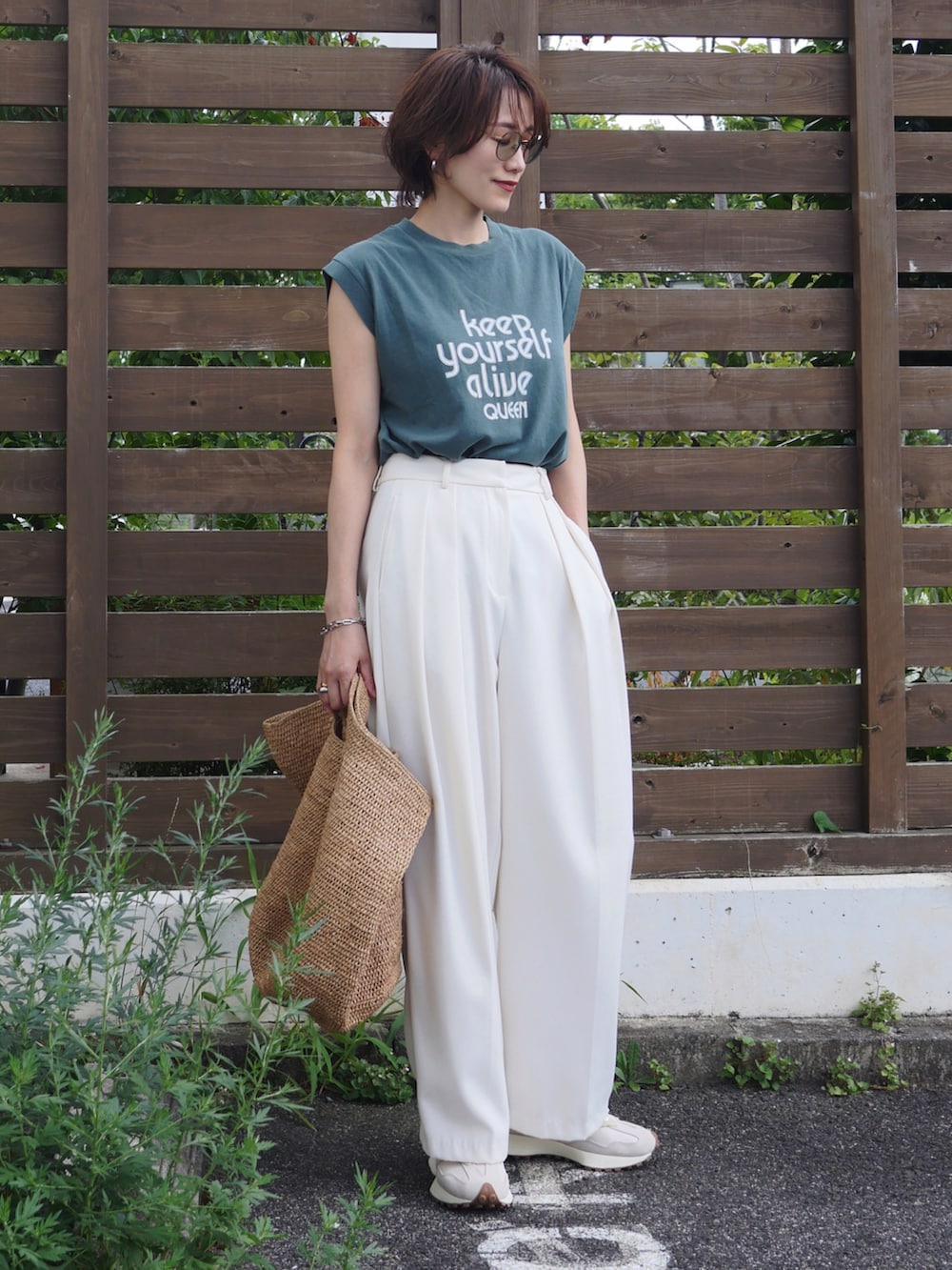 グリーン系のTシャツ/カットソー、ホワイト系のその他パンツ、ホワイト系のスニーカーを着用したレディースの夏コーディネートの2枚目の写真