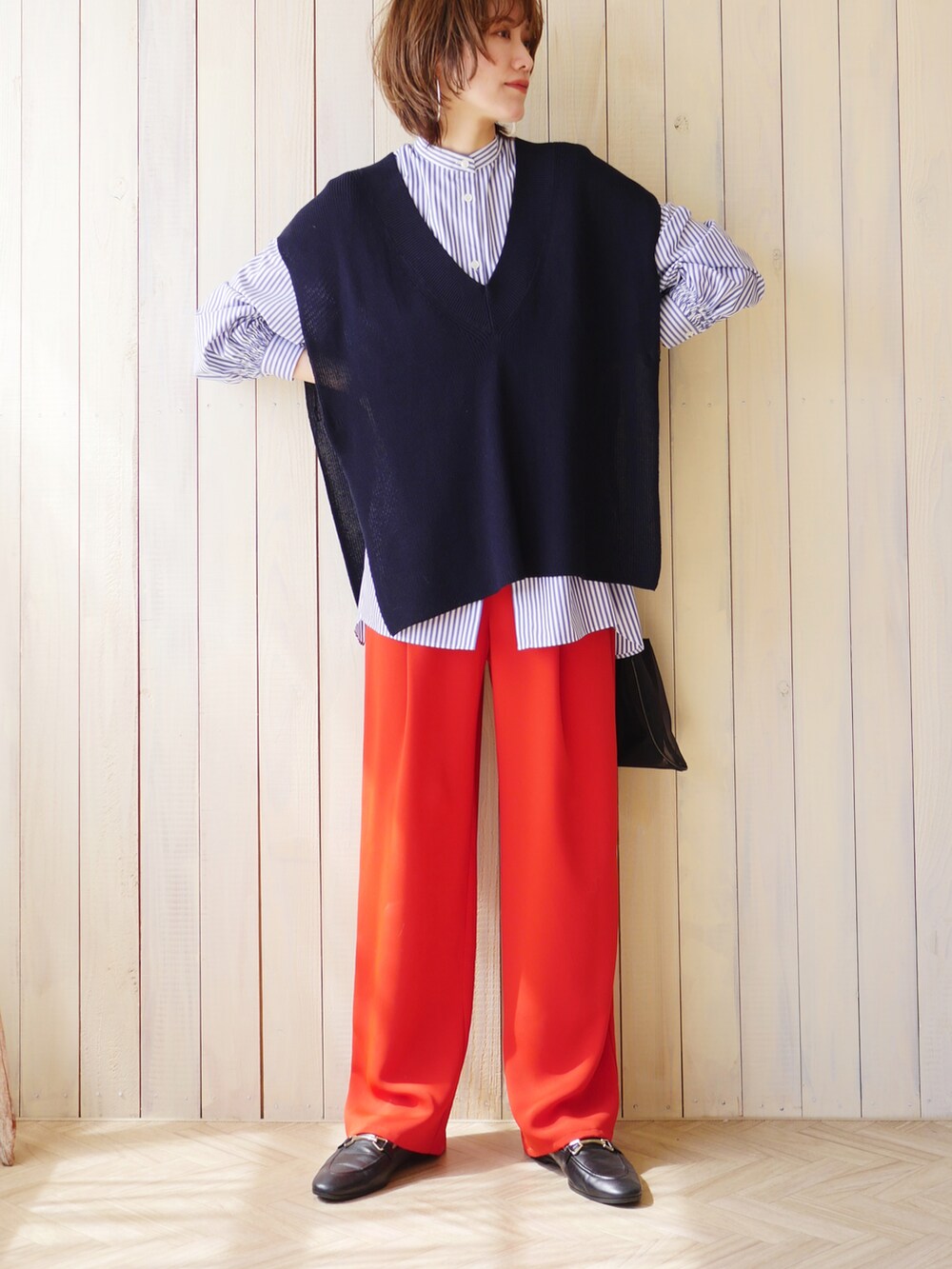 「今日のコスメと服、ストライプシャツ、ベスト、ニットベスト、トラッド、カラーパンツ、赤パンツ、レッド、赤、ローファー、ミニバッグ、巾着バッグ、レイヤードスタイル、シャツスタイル、春ニット」｜「MAISON SPECIALのワイドストレートイージーパンツ【MAISON SPECIAL/メゾンスペシャル】（その他パンツ、レッド系）」を使った、金子三記(miki)さん（レディース・170cm）の春コーディネートの2枚目の写真