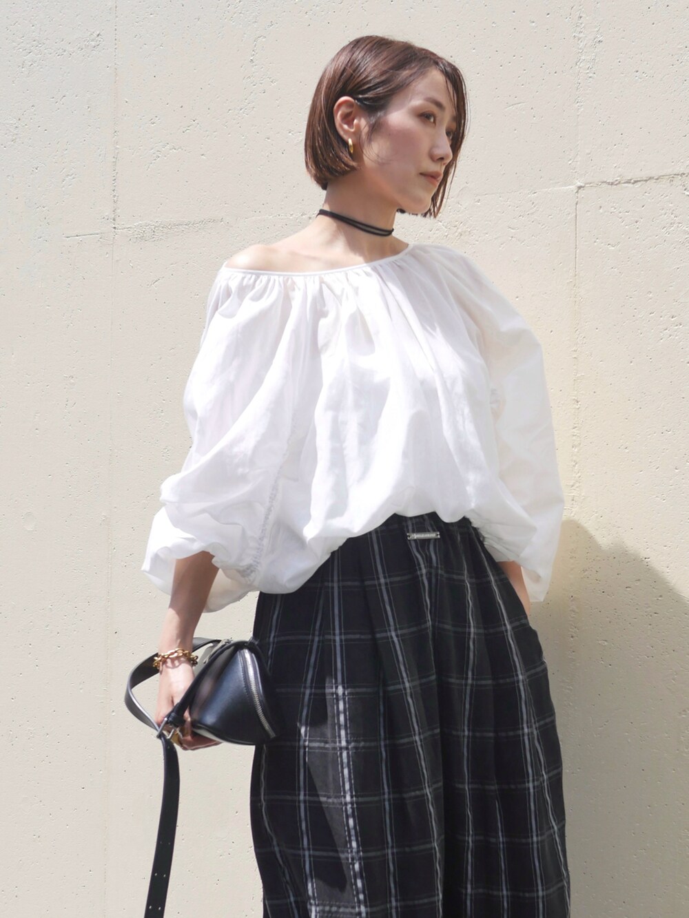 ホワイト系のシャツ/ブラウス、その他のその他パンツ、ブラック系のショルダーバッグを着用したレディースの夏コーディネートの2枚目の写真