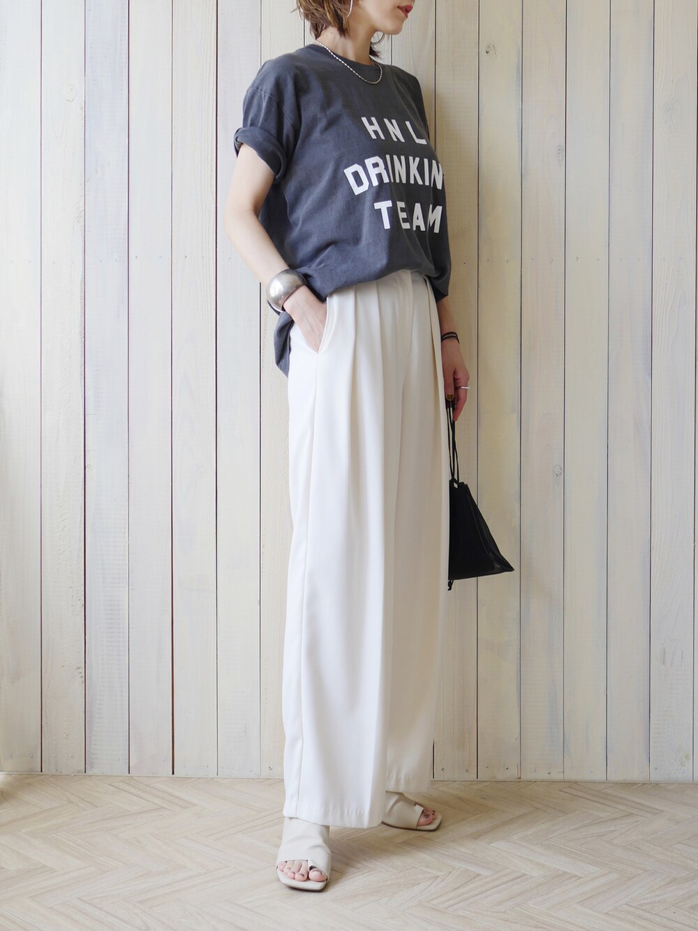 ブラック系のTシャツ/カットソー、ホワイト系のその他パンツ、ブラック系のショルダーバッグを着用したレディースの夏コーディネートの3枚目の写真