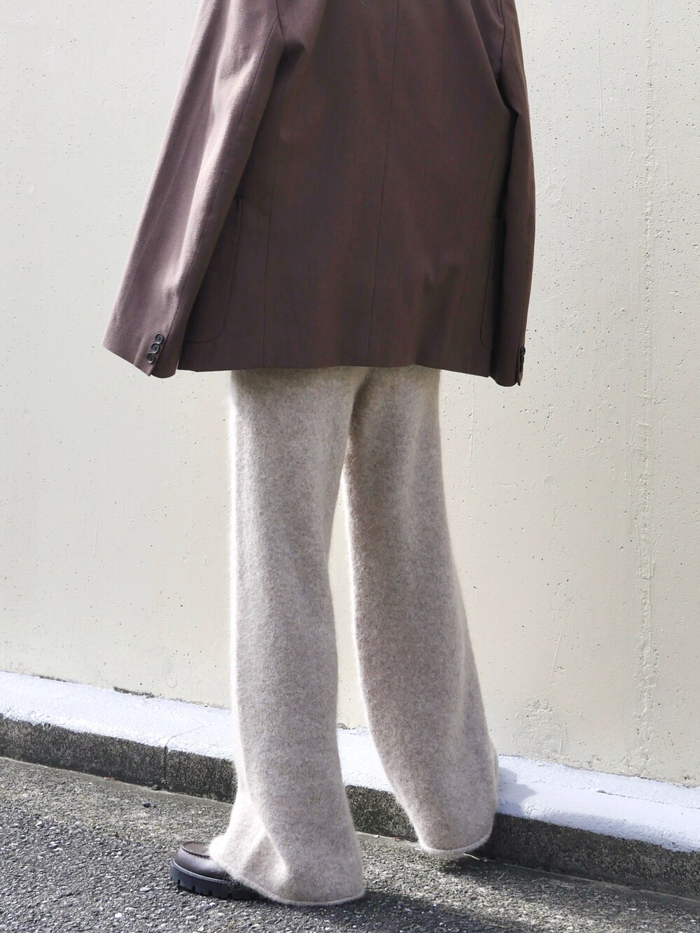 ベージュ系のニット/セーター、ベージュ系のその他パンツ、ブラウン系のローファーを着用したレディースの秋コーディネートの4枚目の写真