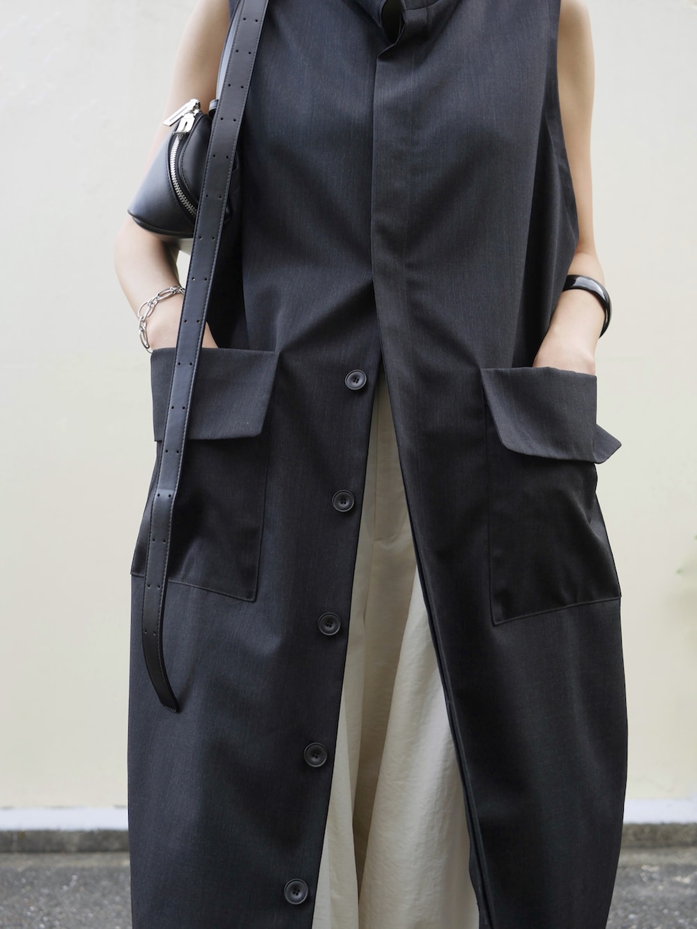 「秋服準備はじめました、モノトーン、モノトーンコーデ、サンダル、ノースリーブ、メガネ女子、サングラス、レイヤードスタイル、ワンピース、高身長女子、高身長コーデ、骨格ナチュラル、お出かけコーデ、休日スタイル、モード」｜「mizuiroindのmizuiro ind ポケット付きスタンドカラーワンピース（ワンピース、グレー系）」を使った、金子三記(miki)さん（骨格ナチュラル・レディース・170cm）の夏コーディネートの3枚目の写真