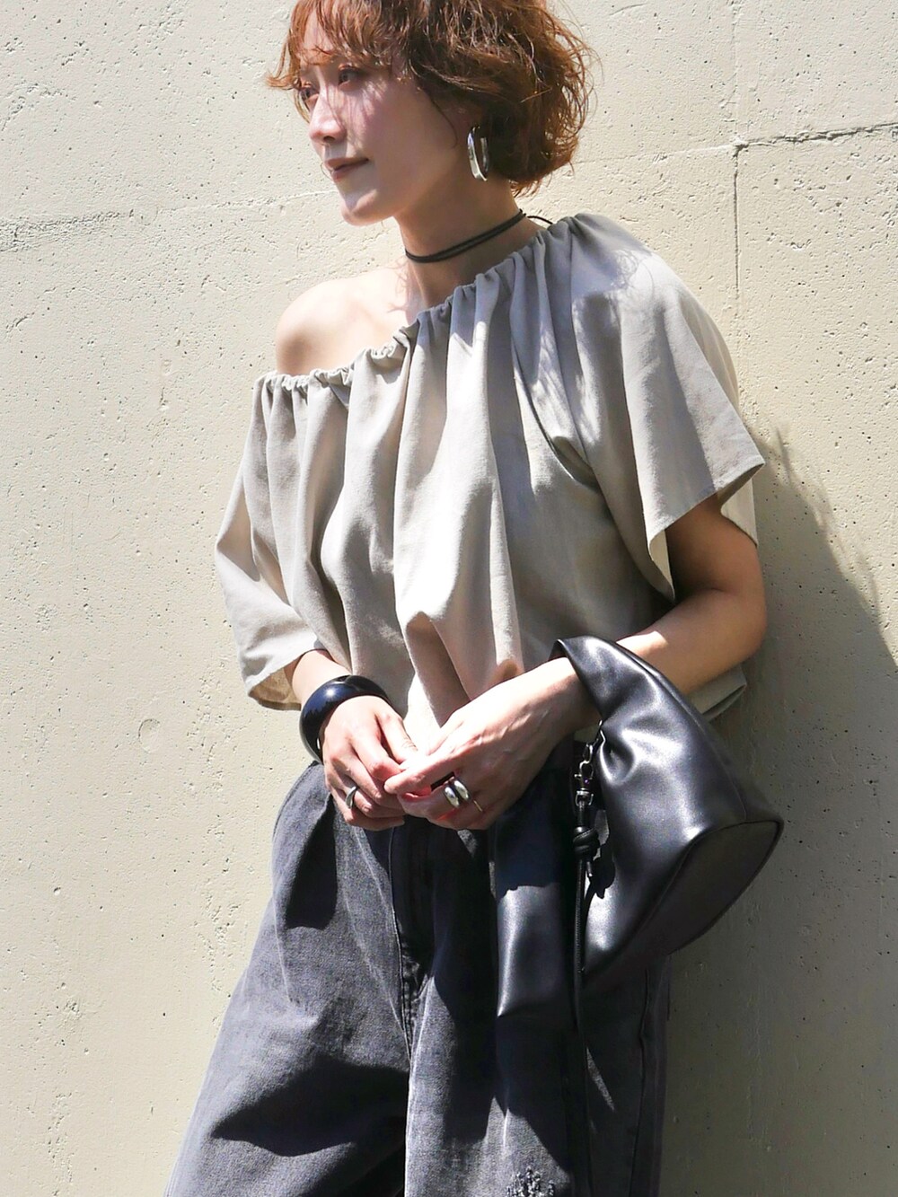 ベージュ系のシャツ/ブラウス、グレー系のデニムパンツ、ブラック系のサンダルを着用したレディースの夏コーディネートの4枚目の写真