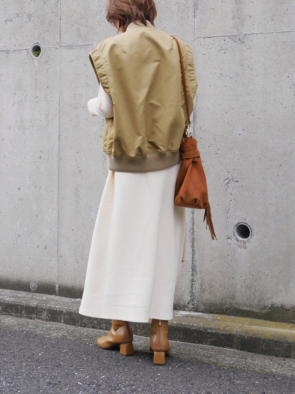 「春コーデ、春服みてみて、ベスト、レイヤードスタイル、ロングワンピース、淡色コーデ、ショートブーツ、MA-1、きれいめカジュアル、骨格ナチュラル、高身長女子、高身長コーデ、ワントーンコーデ、ベージュ、今日のコスメと服」｜「Maisones.のTangle Shifted Dress | タングル シフト ワンピース（ワンピース、ホワイト系）」を使った、金子三記(miki)さん（骨格ナチュラル・レディース・170cm）の春コーディネートの4枚目の写真