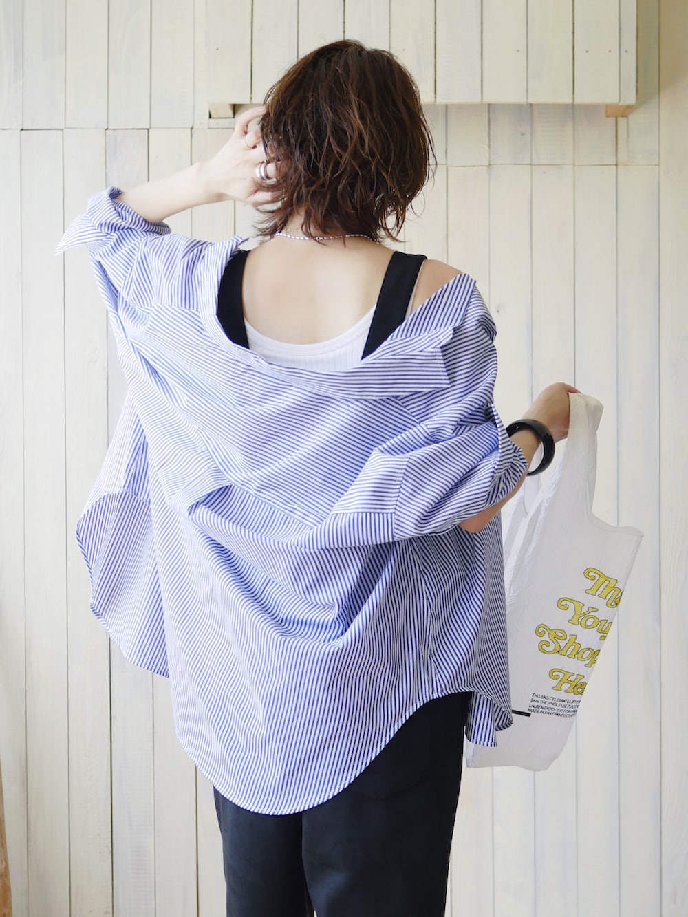 ブルー系のシャツ/ブラウス、ブラック系のサロペット/オーバーオール、ブラック系のサンダルを着用したレディースの夏コーディネートの4枚目の写真