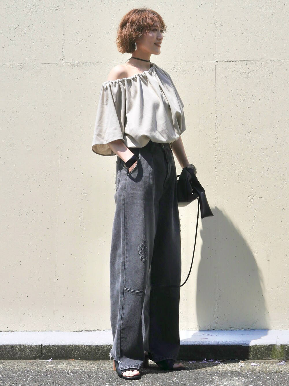 ベージュ系のシャツ/ブラウス、グレー系のデニムパンツ、ブラック系のサンダルを着用したレディースの夏コーディネートの2枚目の写真